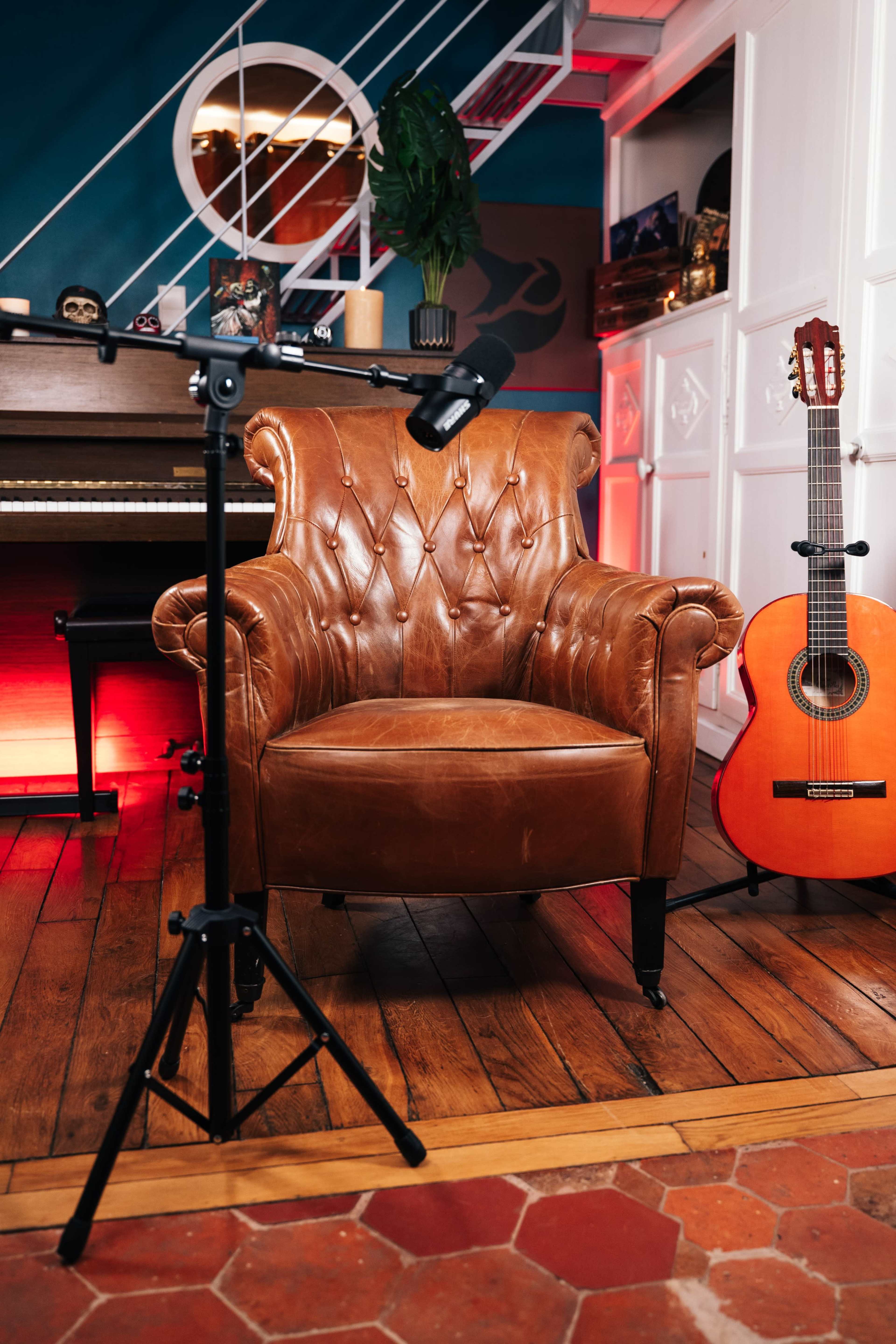 Studio Podcast Artistique à l’Ambiance Vintage Image in , ST-GERMAIN-EN-LAYE, 