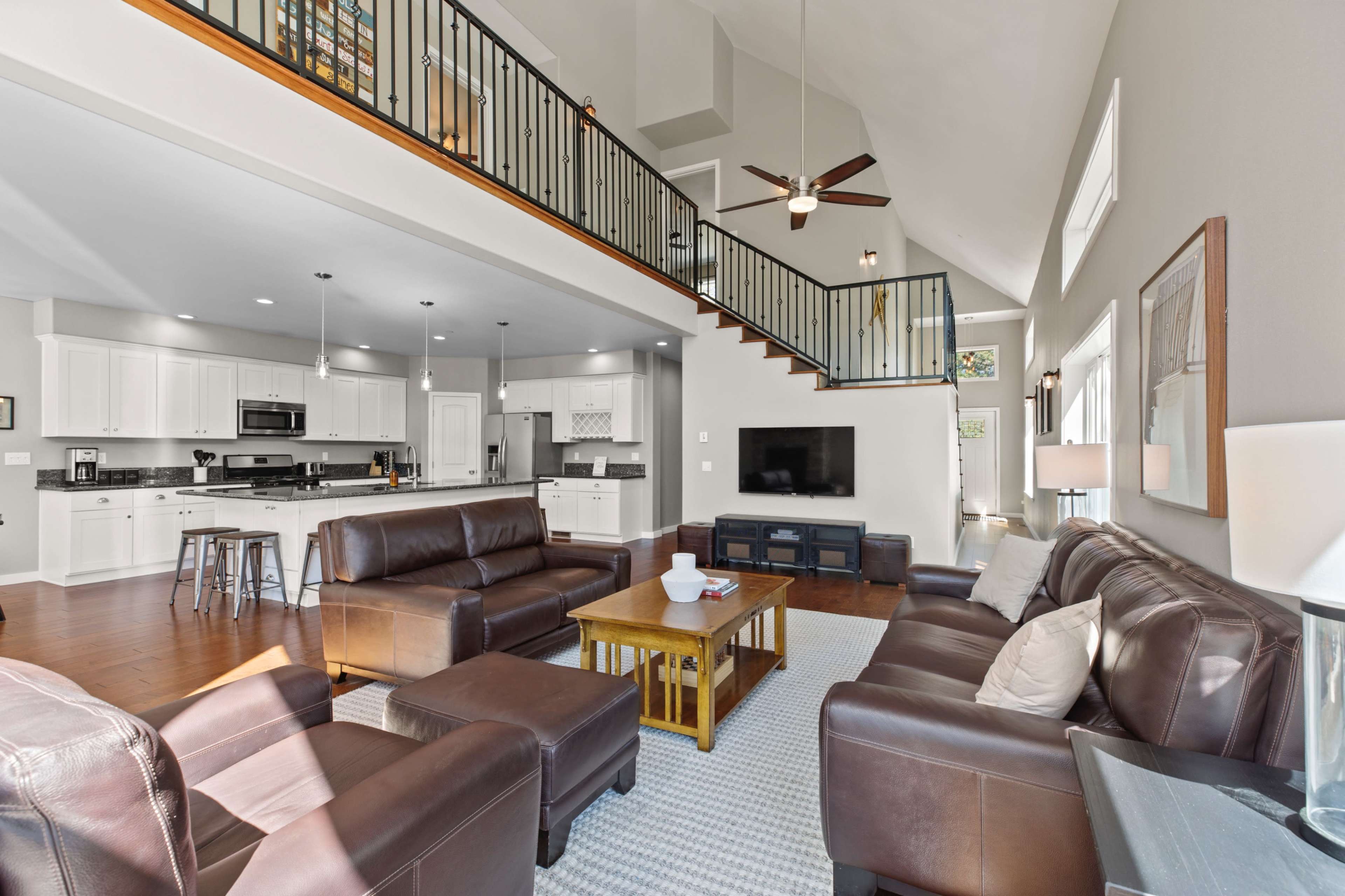 Upscale Cabin with Tree-Line Views Image in , Fawnskin, CA