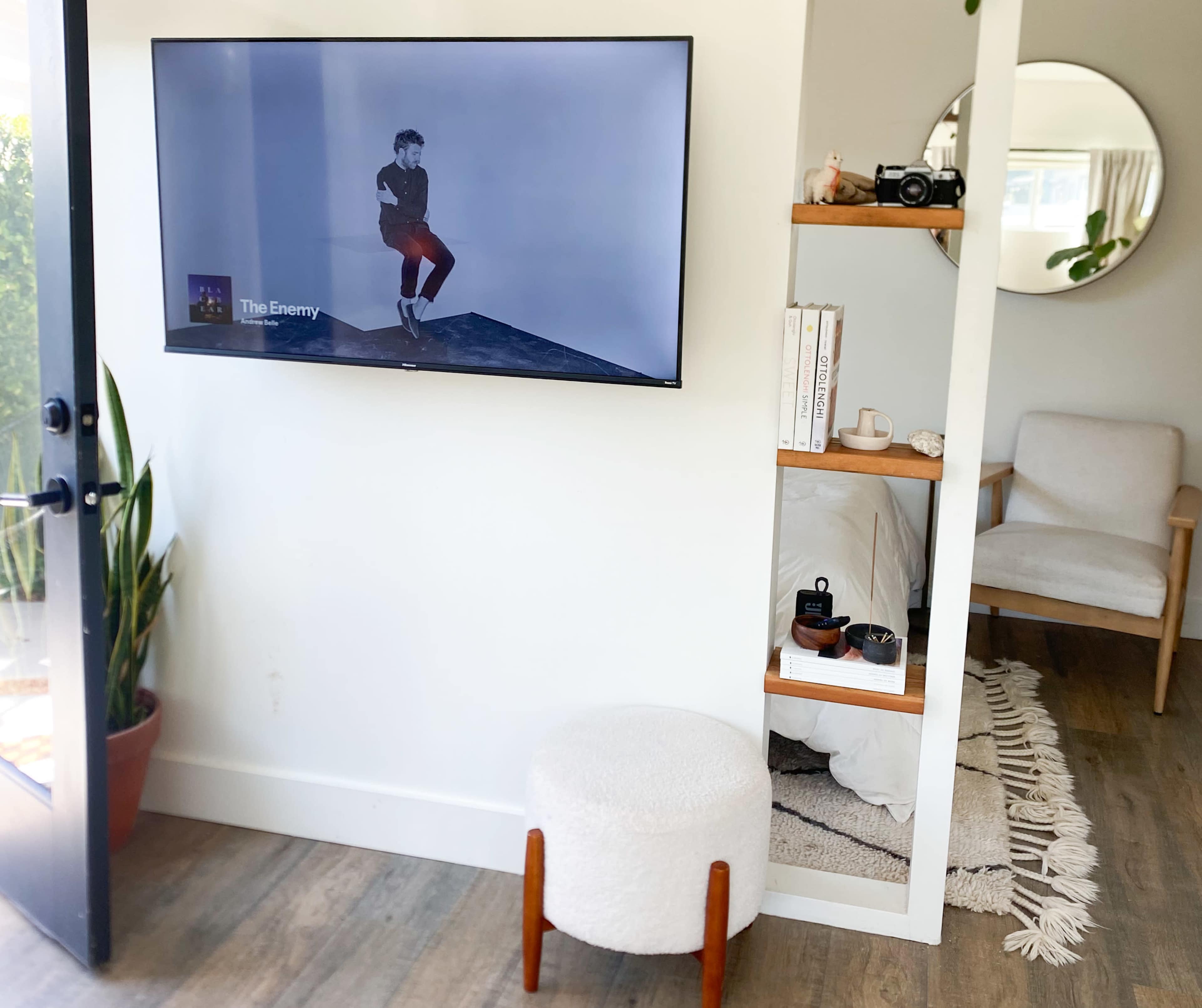 Airy, Light-Filled Studio with Cozy Modern Aesthetic Image in Los Altos, Long Beach, CA