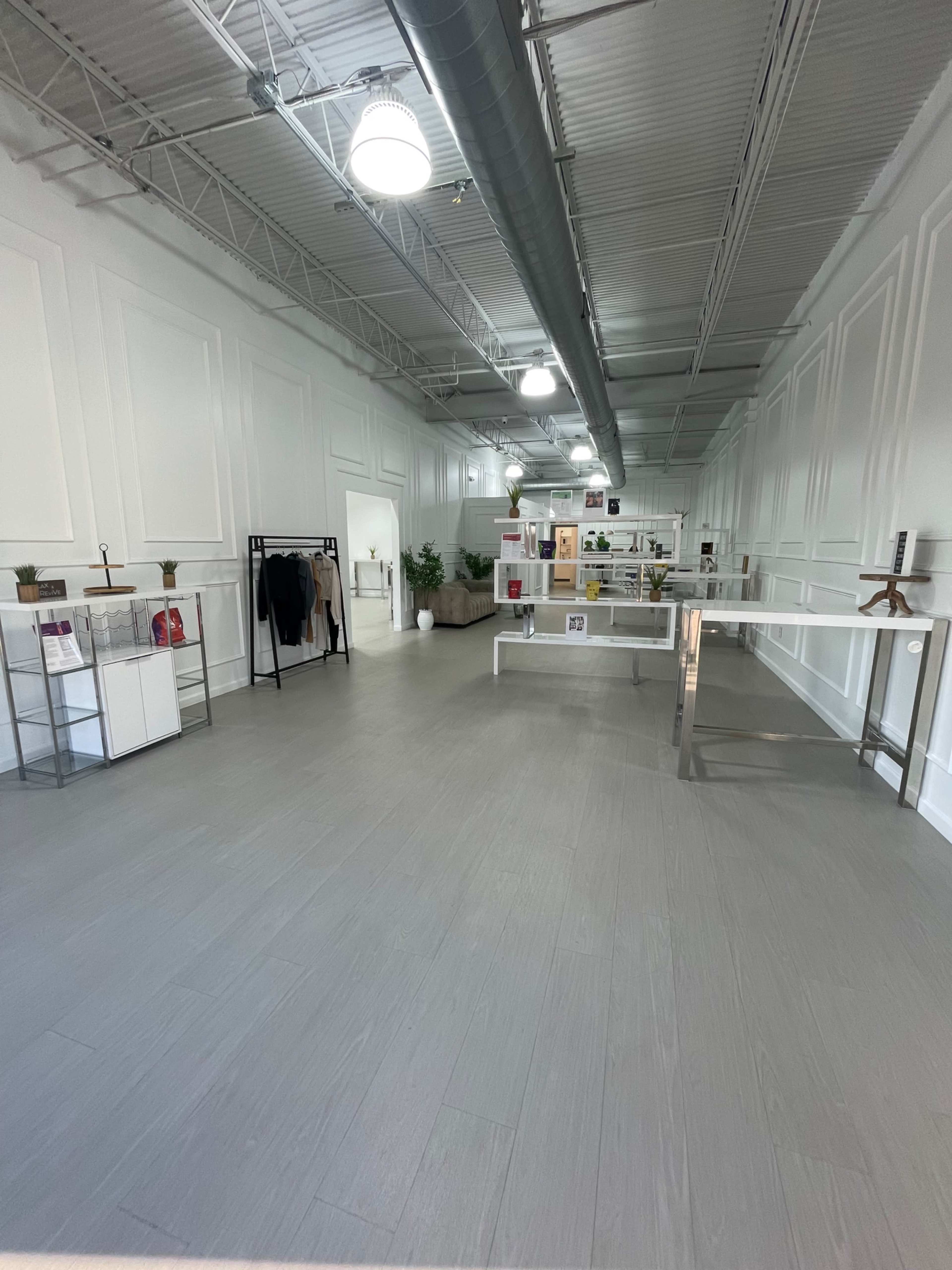 Spacious venue Located just 15 minutes from downtown Houston Image in Lazybrook / Timbergrove, Houston, TX