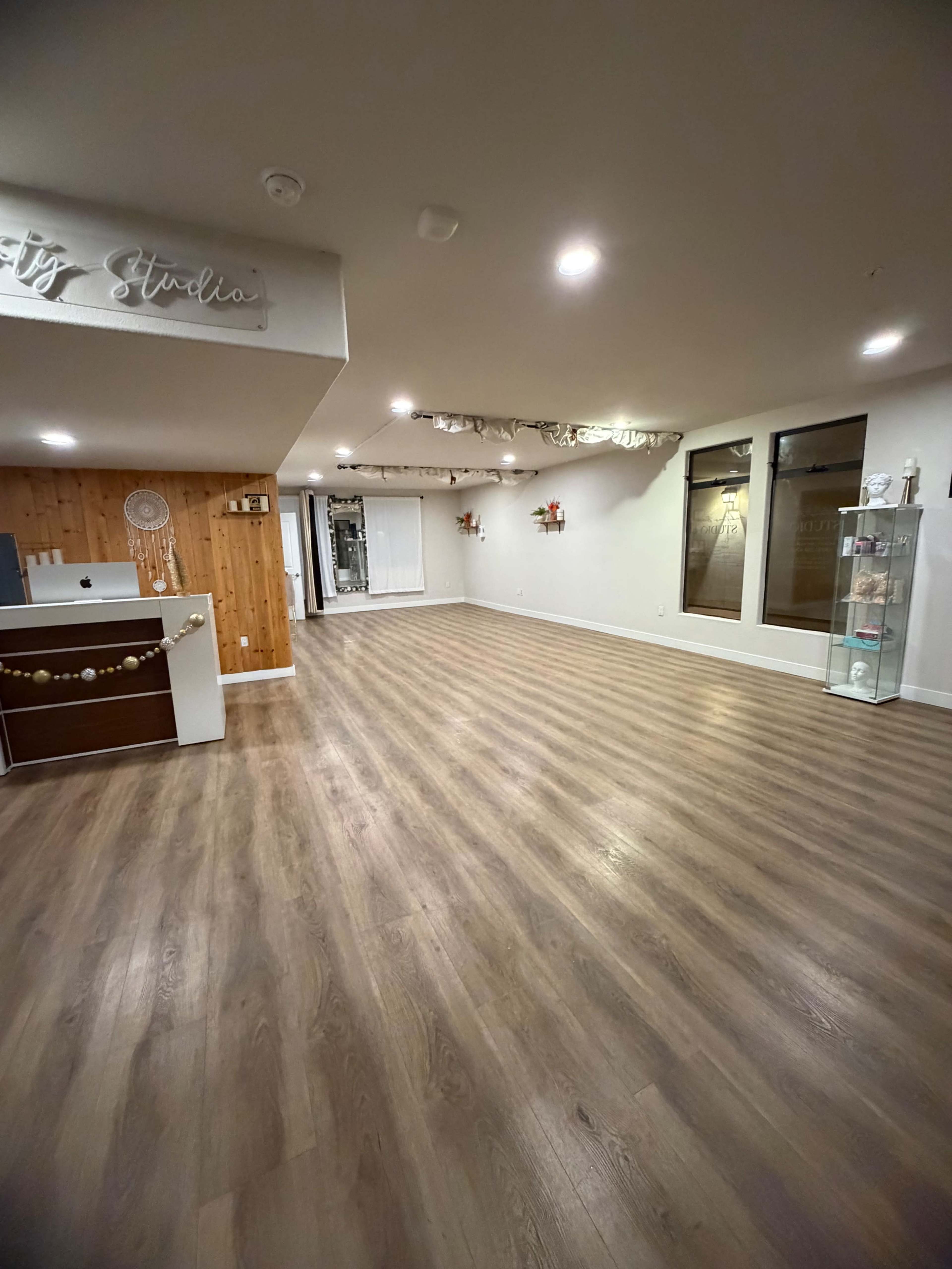 Luxury Beachside Studio for Chic Meetings & Creative Sessions Image in Ventura, ventura, CA