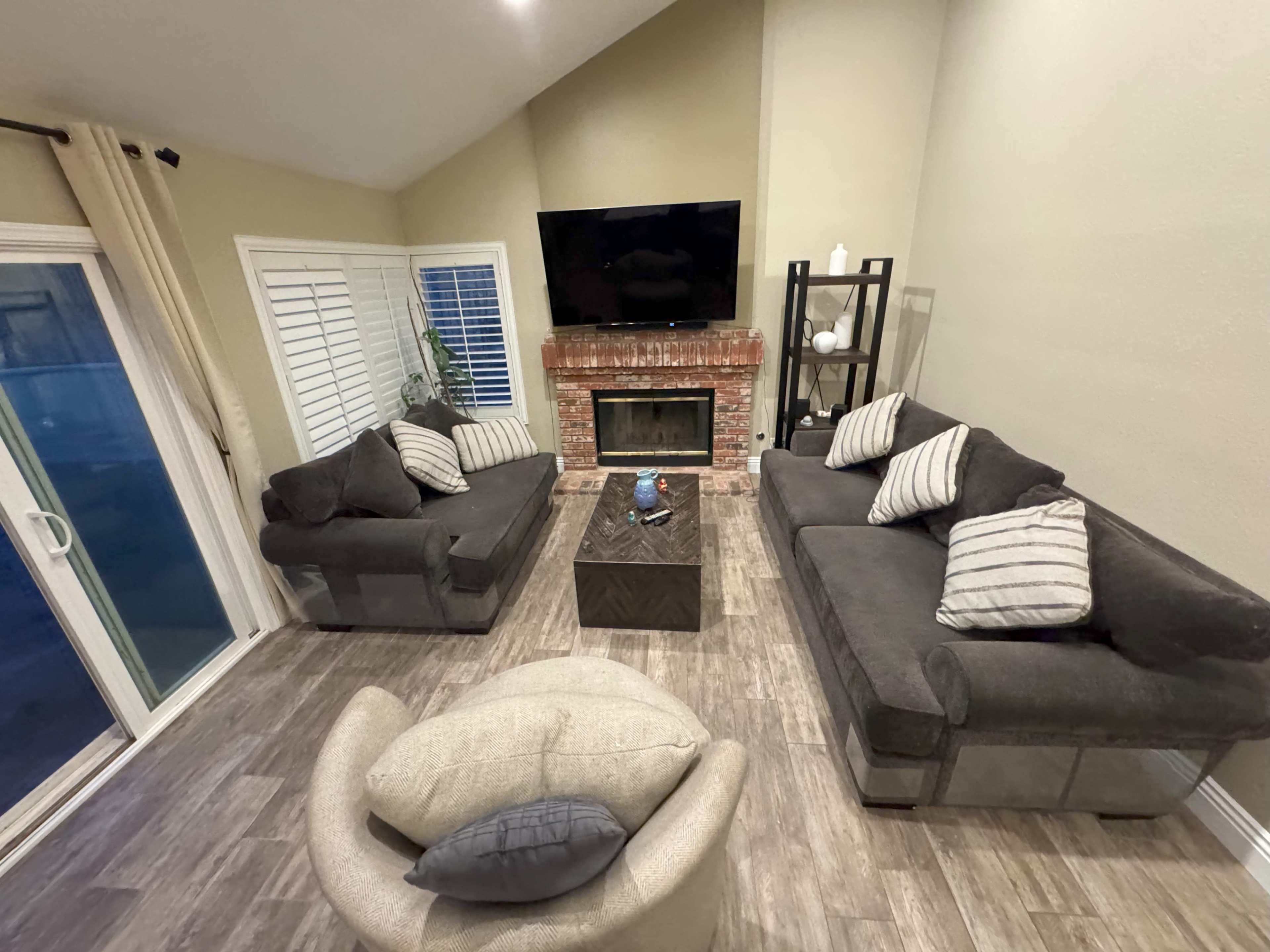 Peaceful Ranch‑Style Home in The Orchards — Perfect for Filming, Photoshoots, and Small Creative Events Image in El Sobrante, Riverside, CA