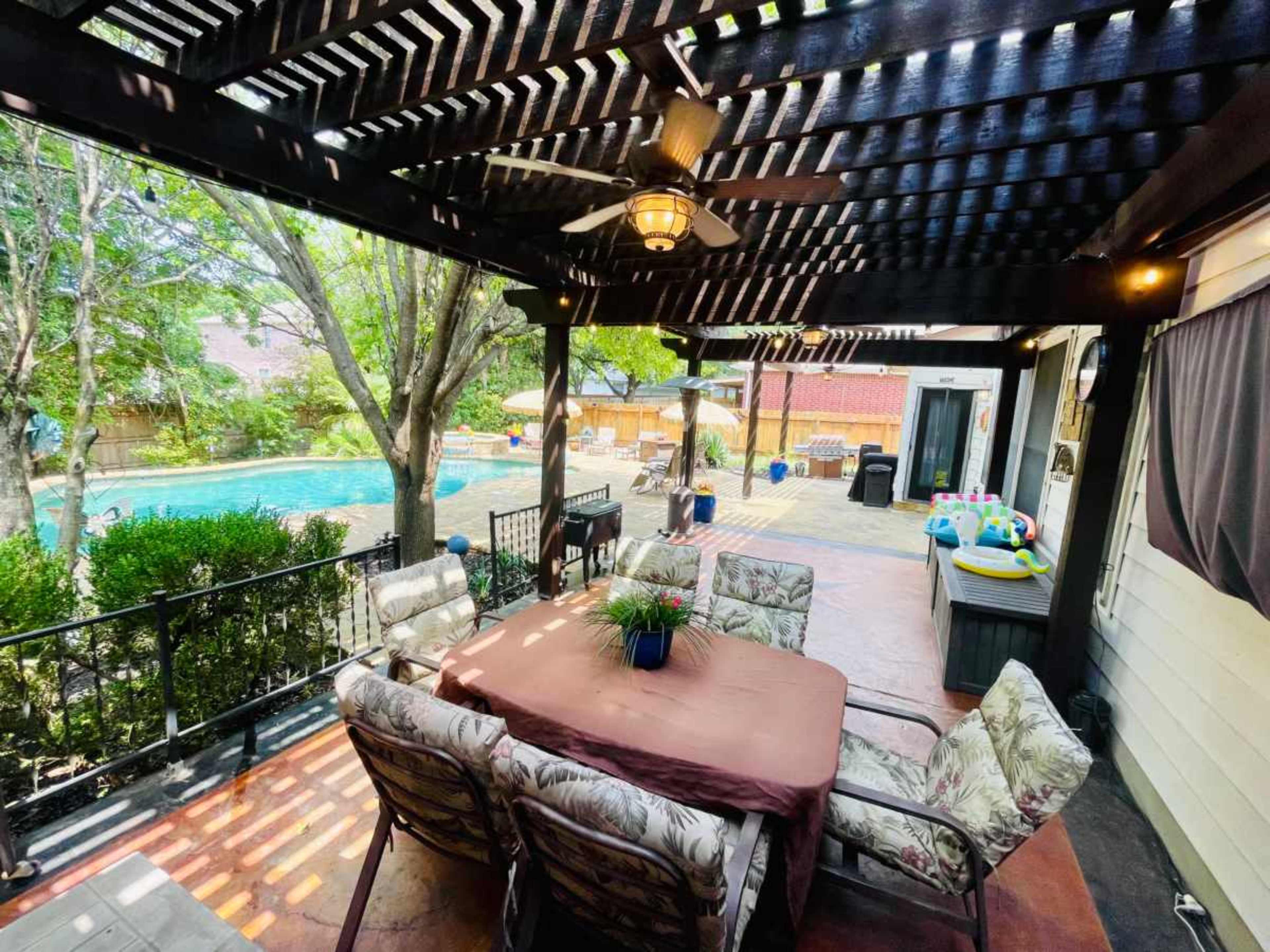 Tropical Oasis🌺 - Patio, Pool & Spa Image in Mountain Creek, Pflugerville, TX