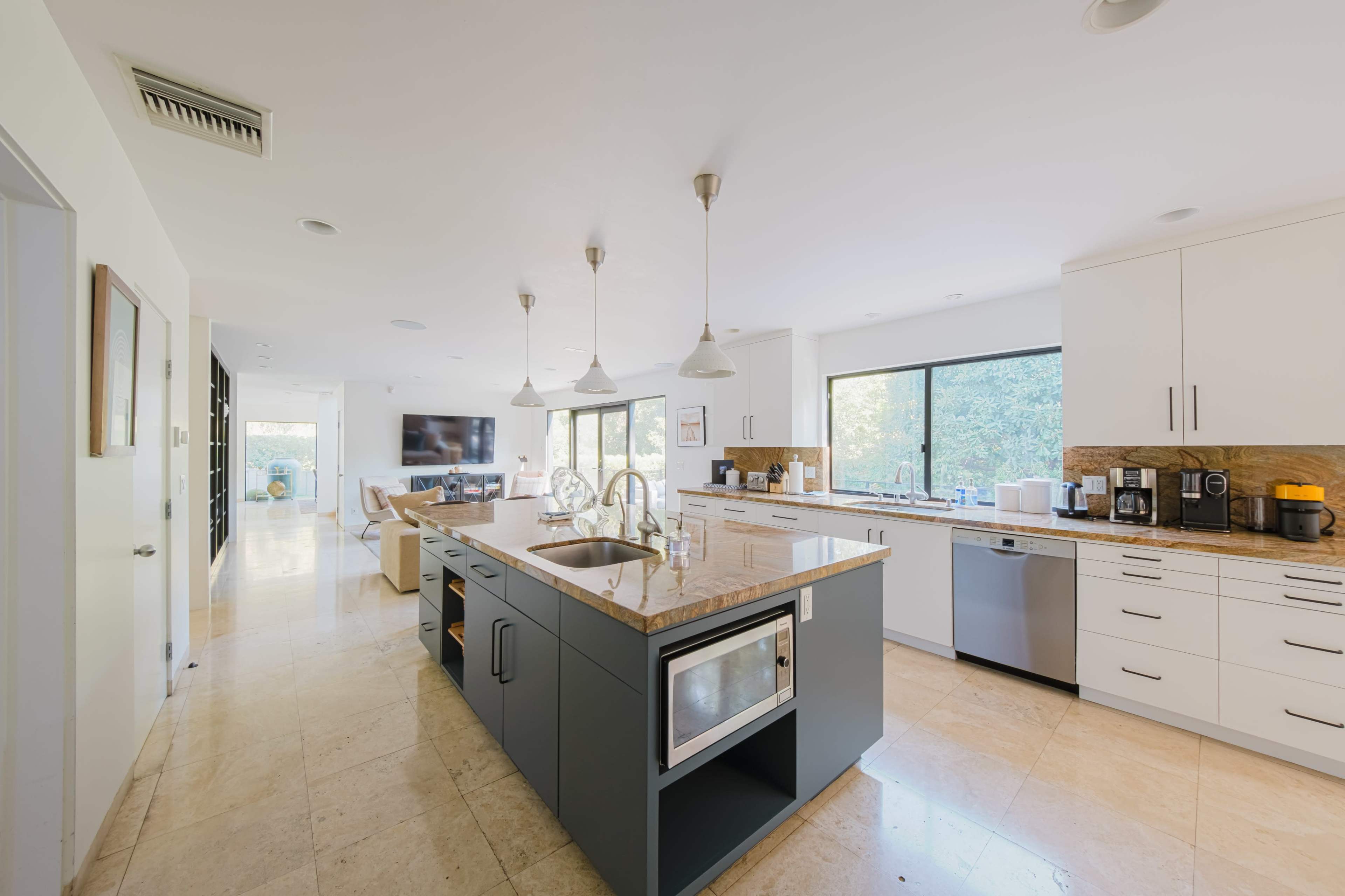 MODERN OASIS WITH ARTISTIC TOUCHES Image in Beverly Crest, Beverly Hills, CA