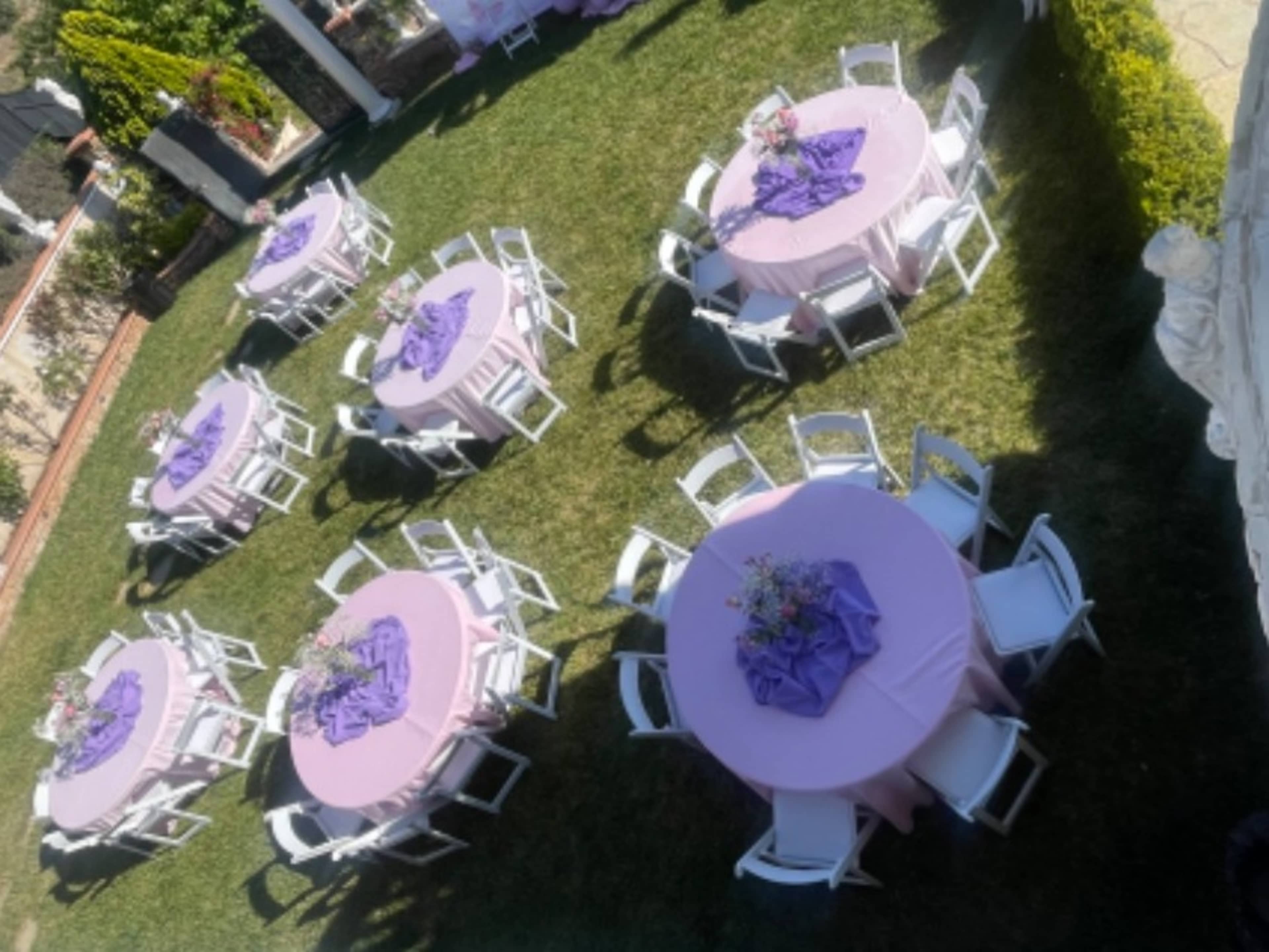 Tables/chairs/linens