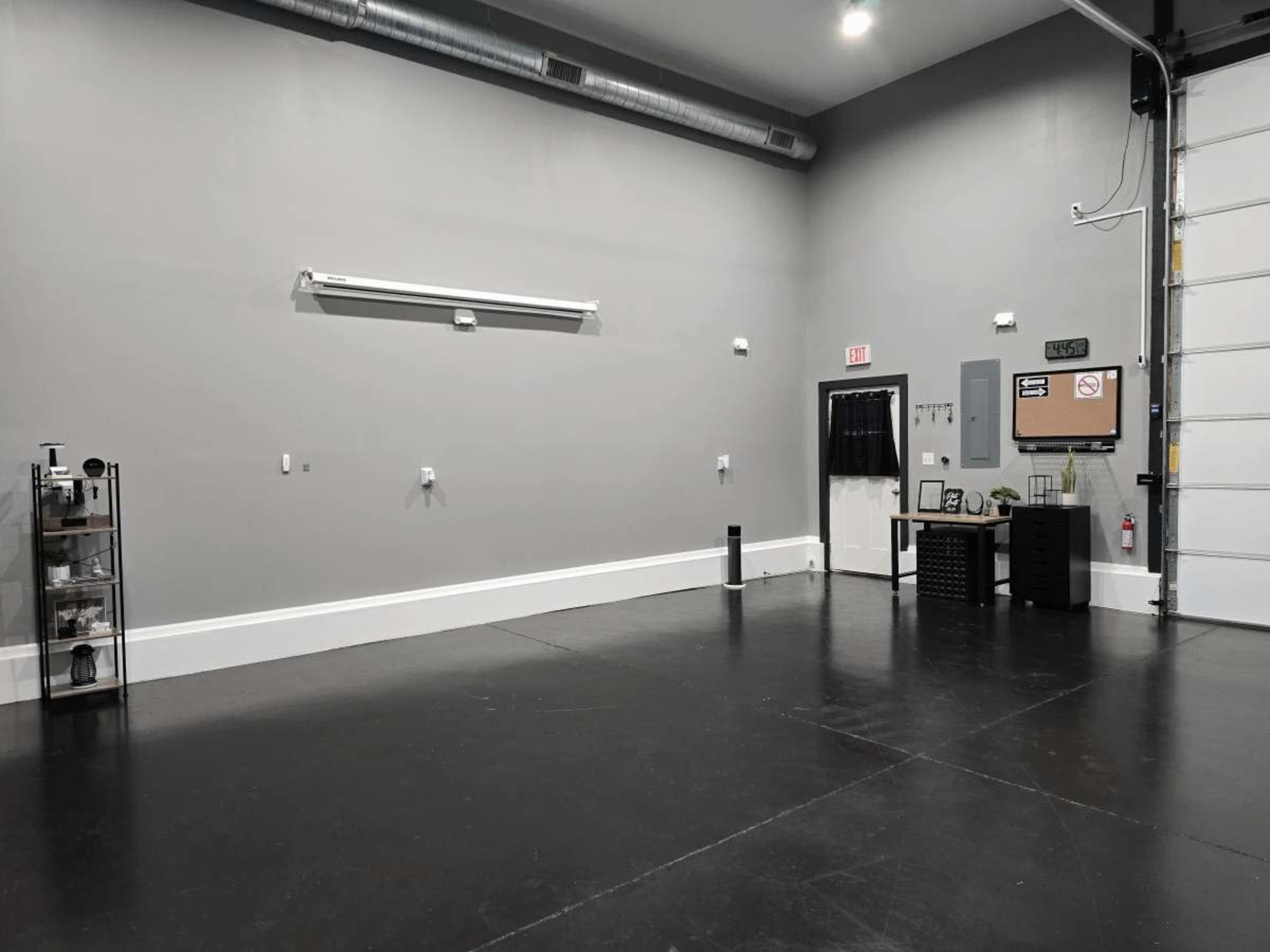 Comfortable, flexible meeting space/studio with controlled natural lighting. Image in Swansboro, Richmond, VA