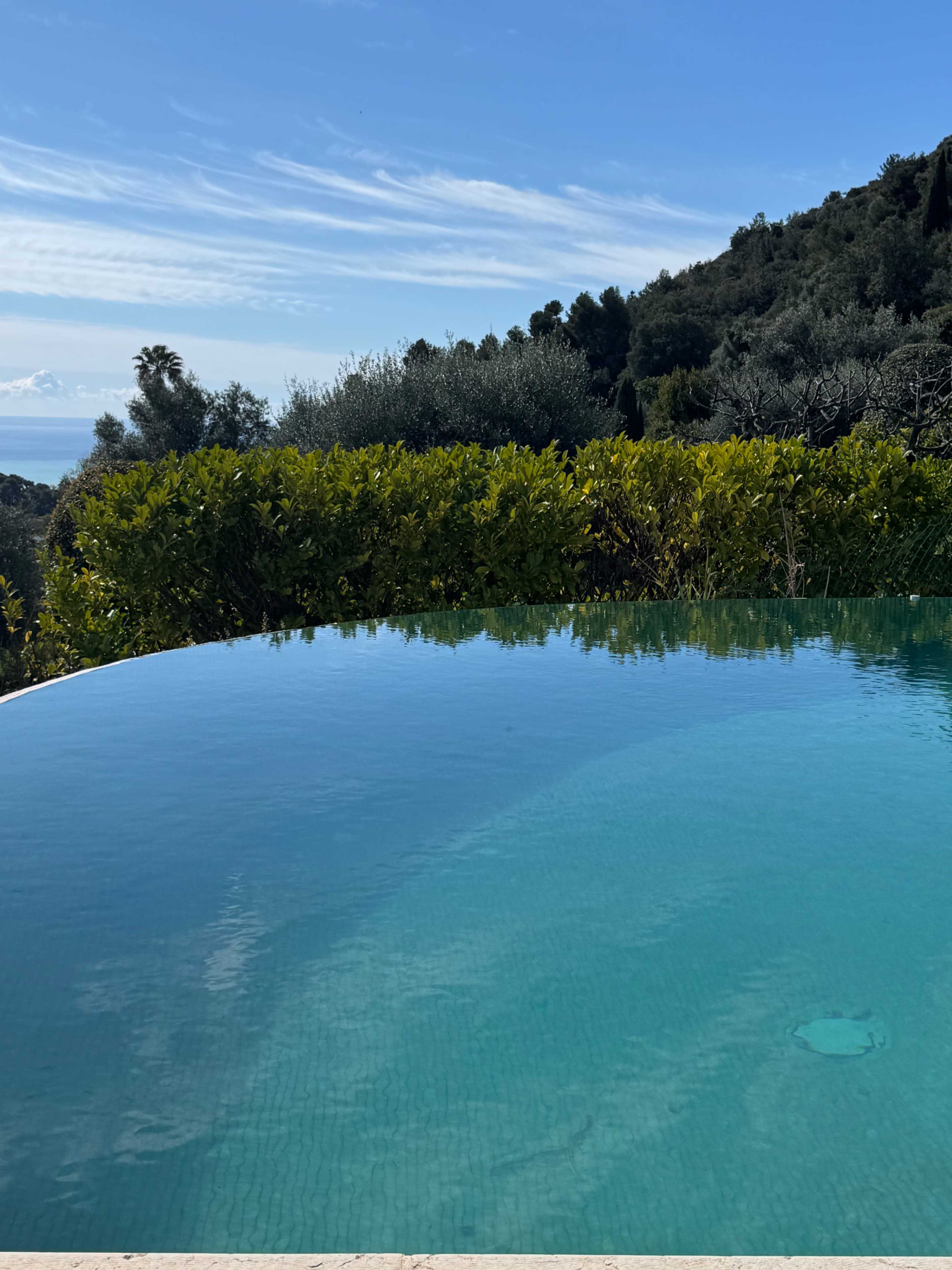 Maison en pierre avec piscine à débordement vue sur mer et entourée de la foret Image in , falicon