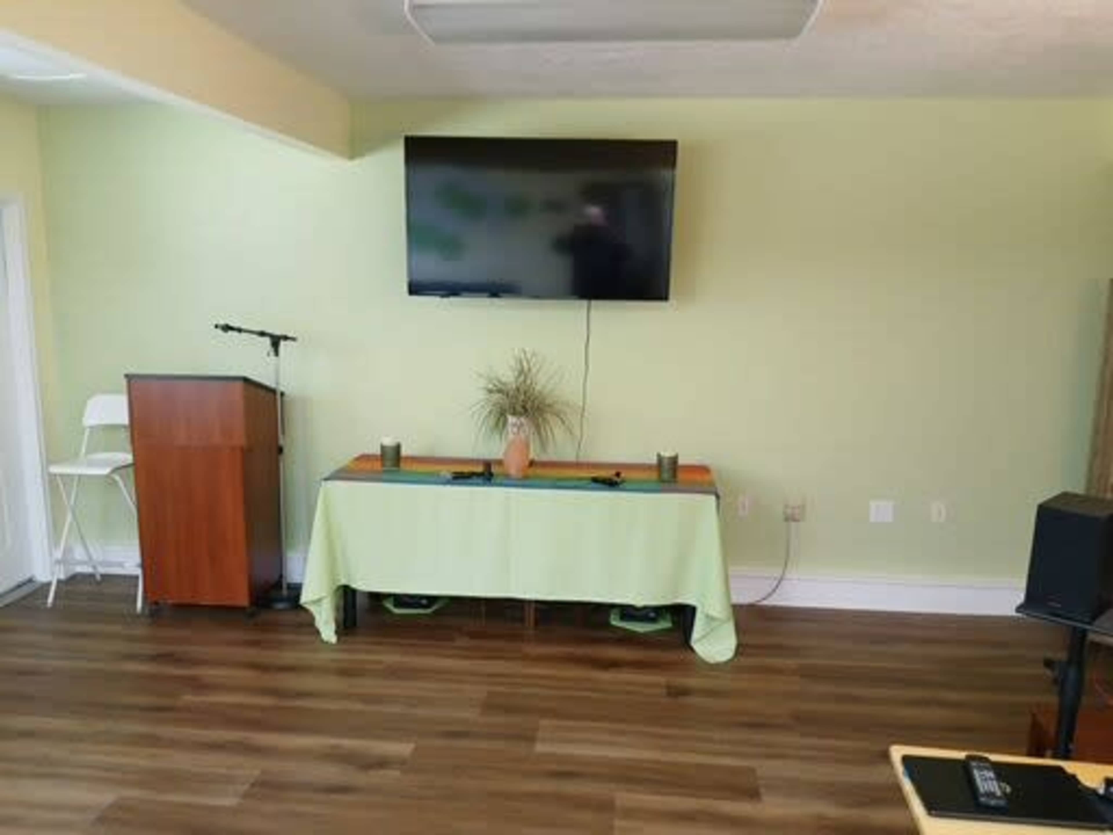 Suburban Space for Seminars, Workshops, Conferences, Dance and Yoga Classes Image in Wilkes East, Gresham, OR