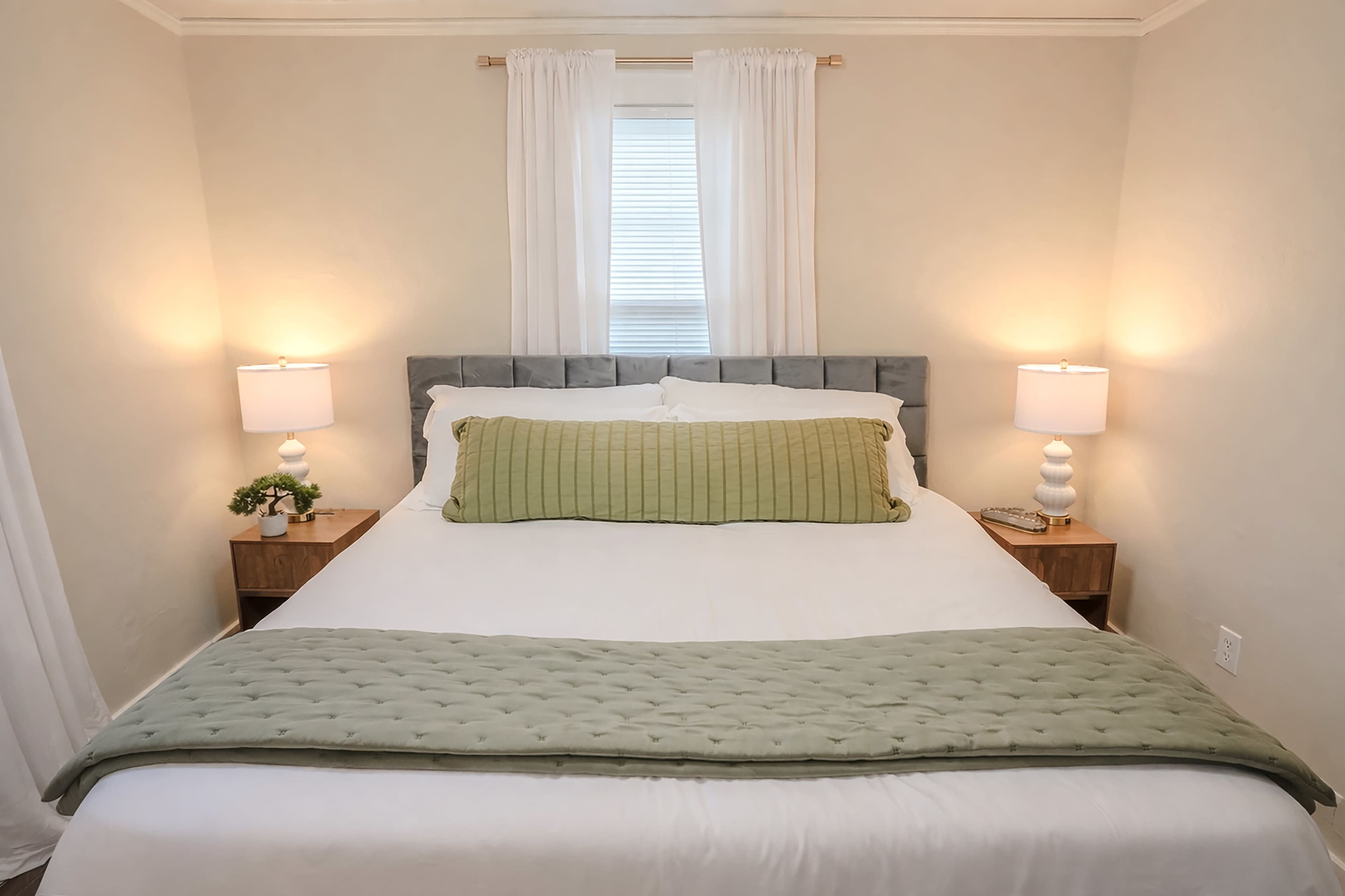 Centrally Located King Bed Midtown Crosstown 1428 Image in Crosstown, Memphis, TN