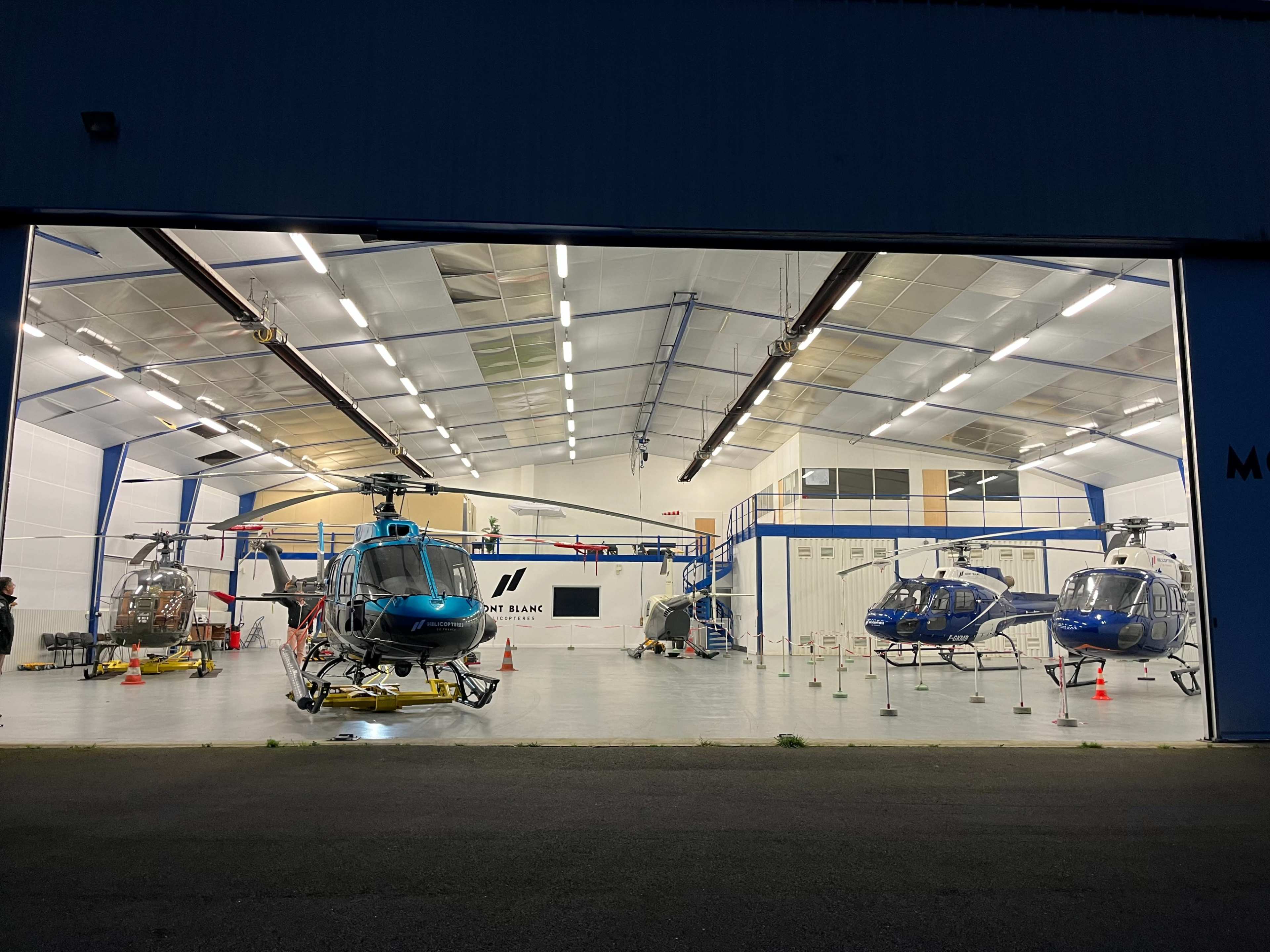 Hangar aéronautique spacieux Image in , Toussus-le-Noble, 