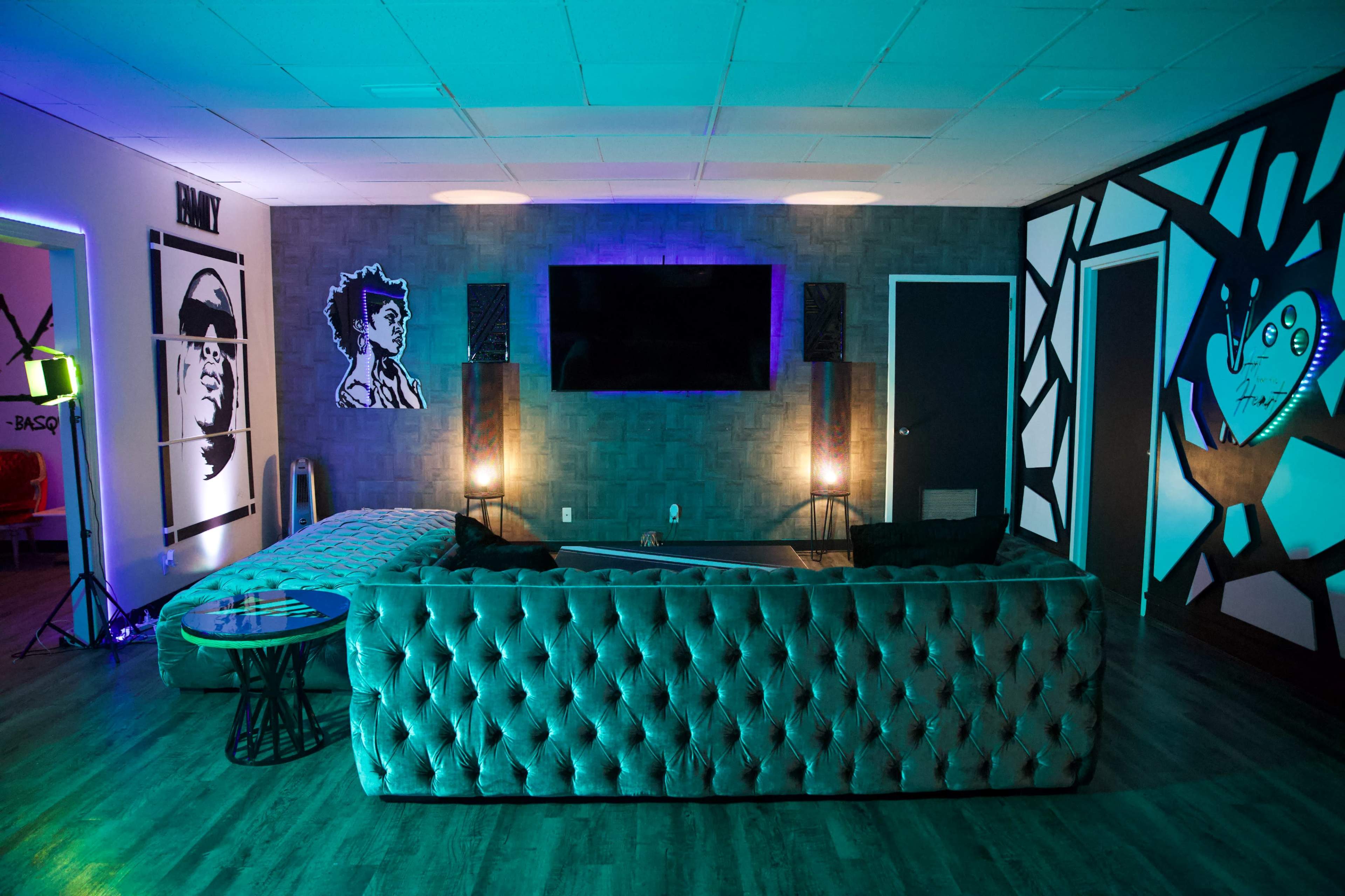 Luxury Art Studio Image in Sand Ridge, Homewood, AL