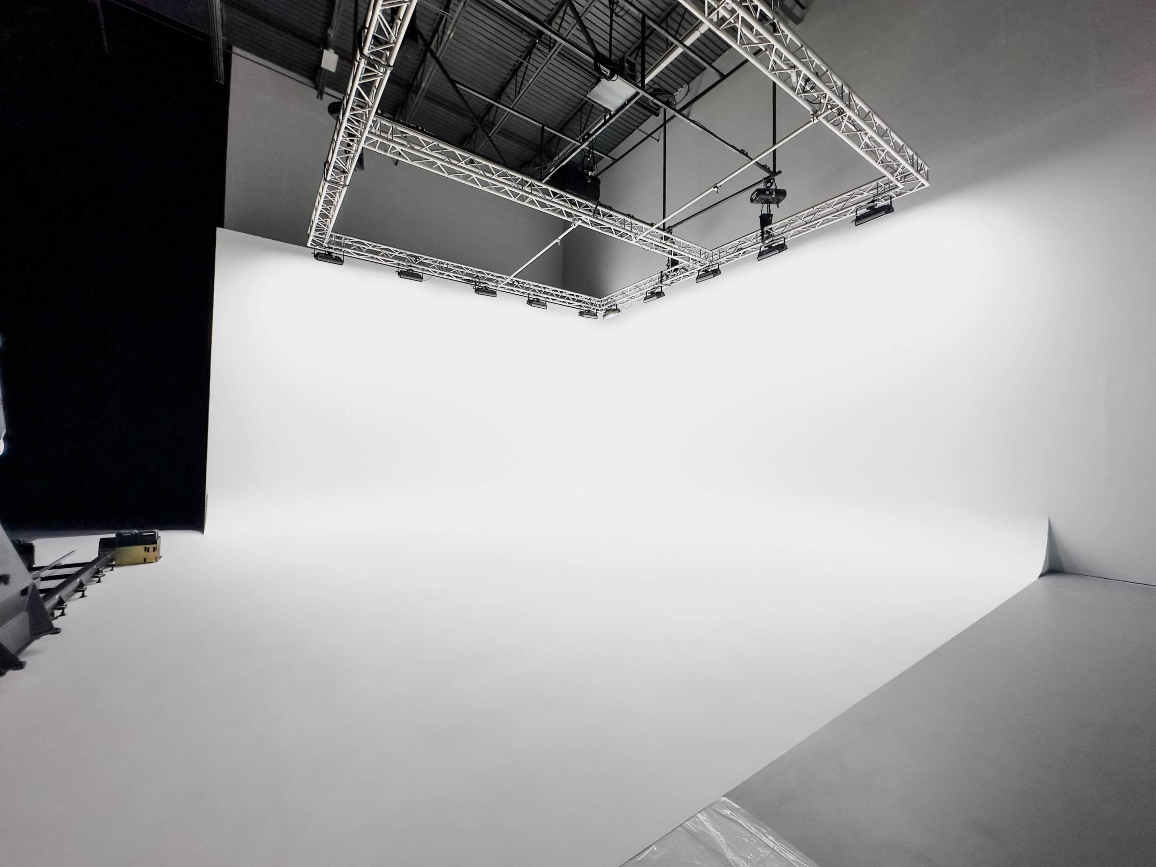 900 sqft 2- Wall Infinity Cyc Wall Studio (30'x30'x18') Image in Springville, Springville, UT