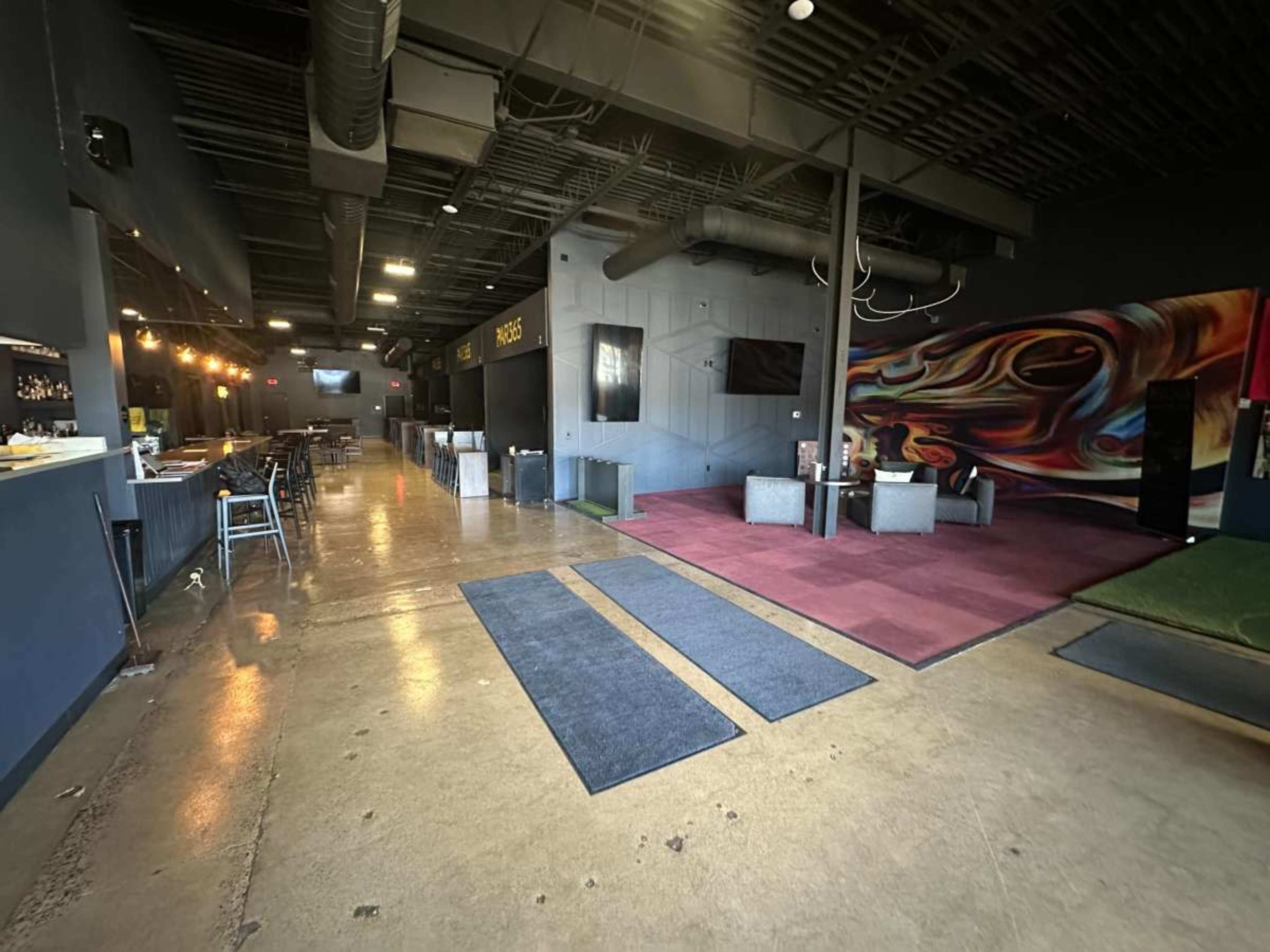 Modern Indoor Golf Lounge with Premium Simulators Image in Roseville, Roseville, MN