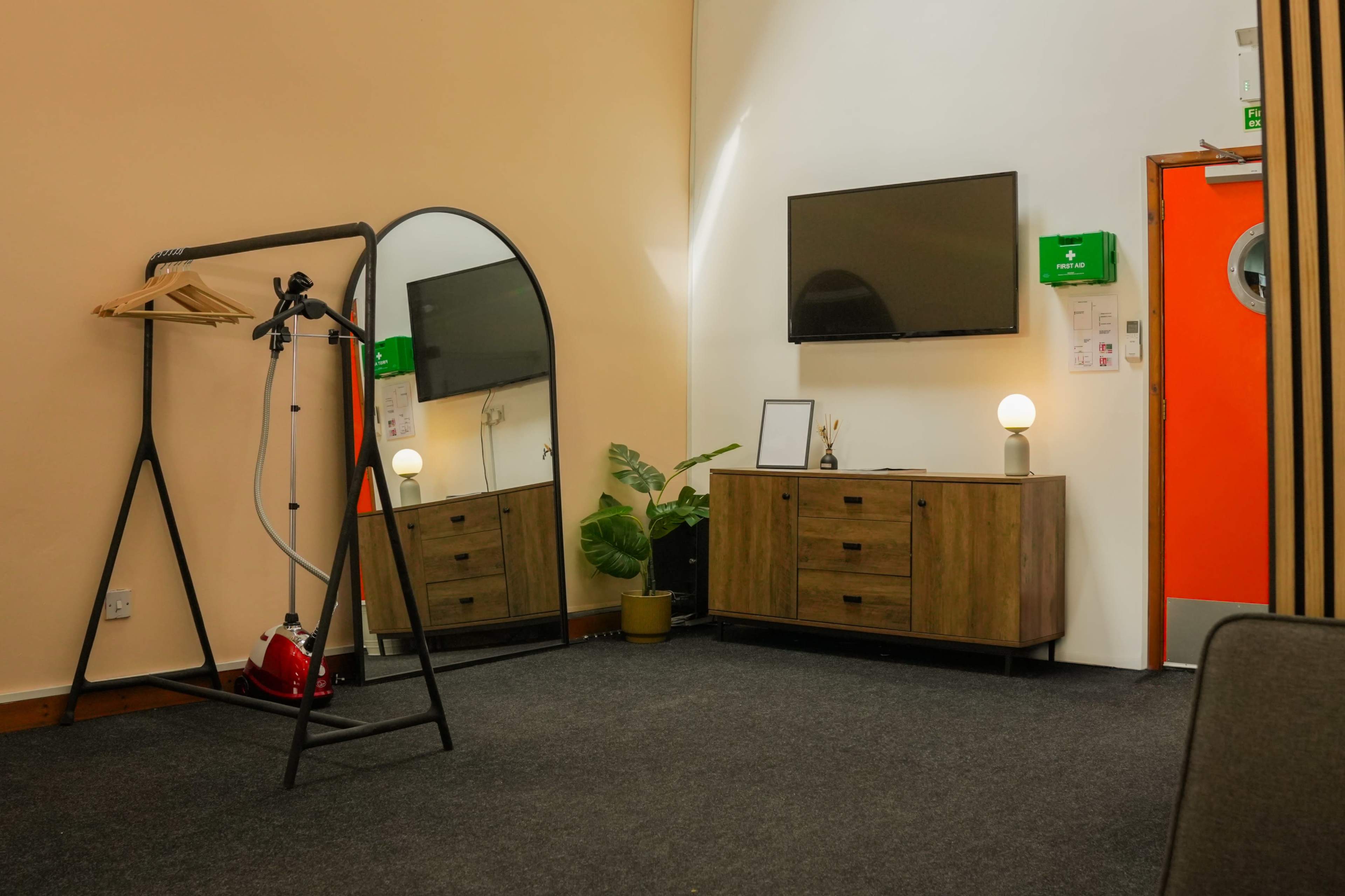 Green Screen / White Cove / Blackout Studio Image in Stratfield Mortimer, READING, ENG
