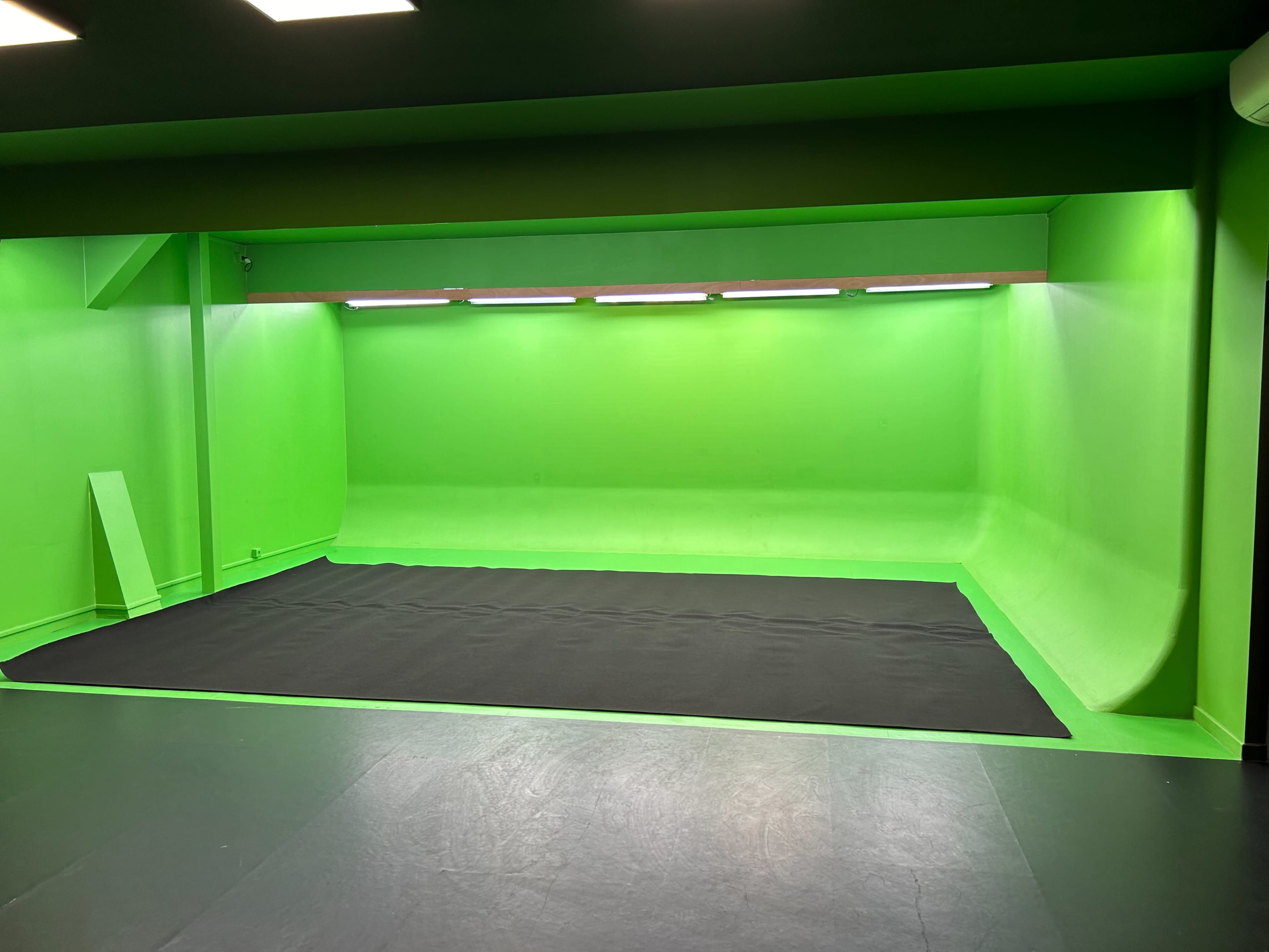 Studio fond vert/fond noir 85 M2 Image dans , SAINT OUEN, 