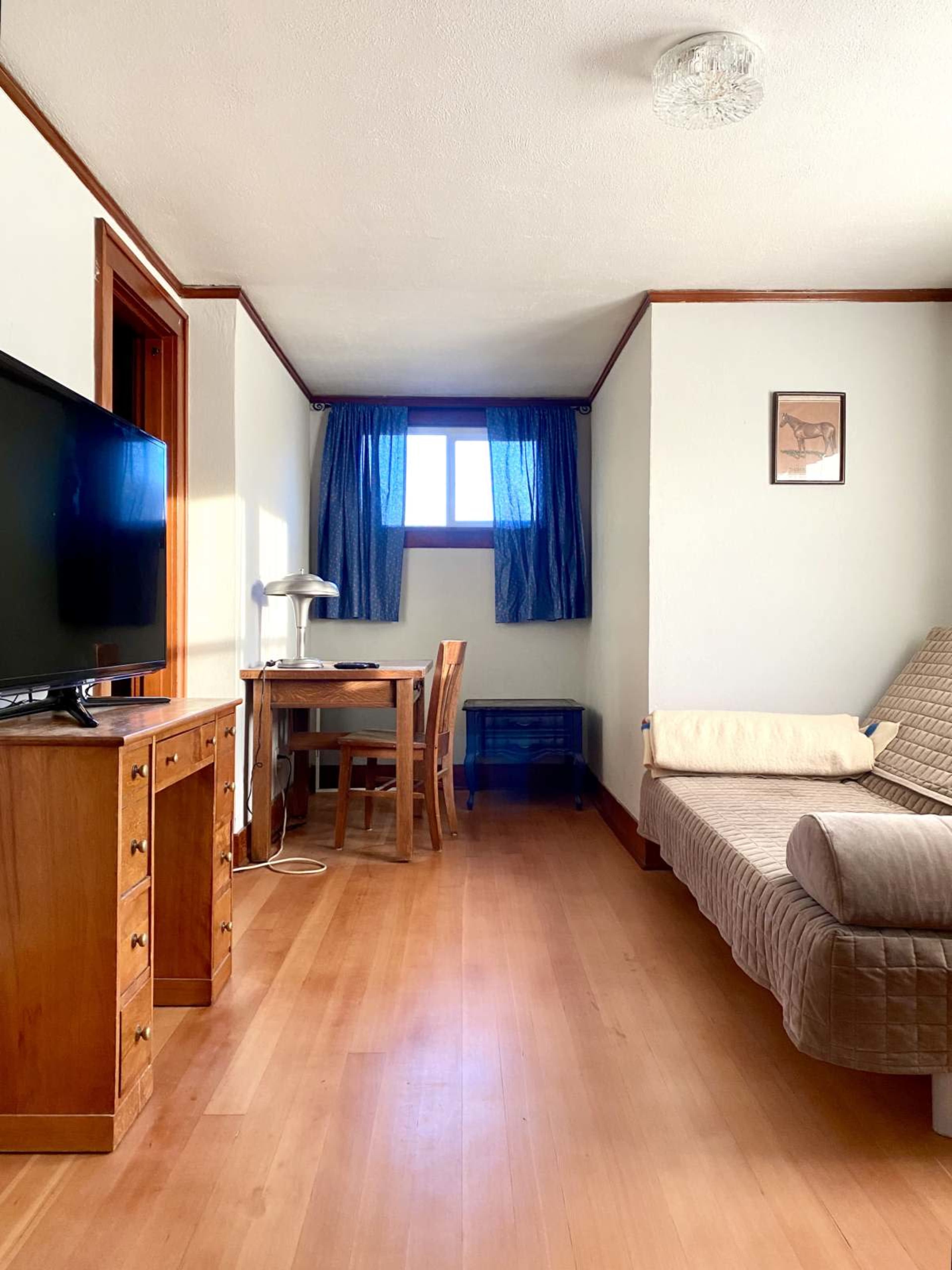 Sprawling 1928 St. Johns Craftsman Bungalow Image in St. Johns, Portland, OR