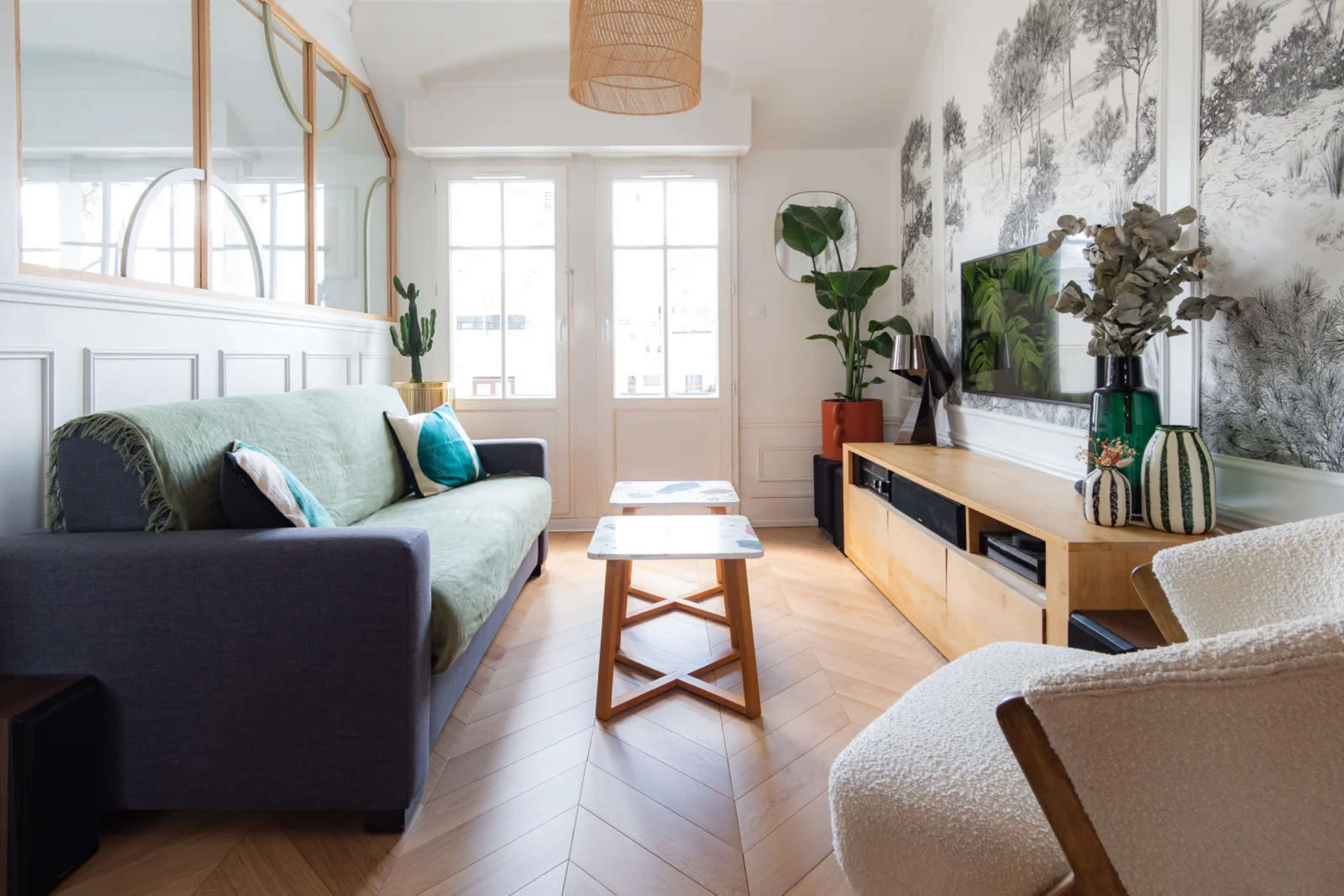Appartement lumineux tendance avec balcon / parquet / moulure / verrière / belle salle de bain / chambres enfants Image in Saint-Lambert, Paris, 