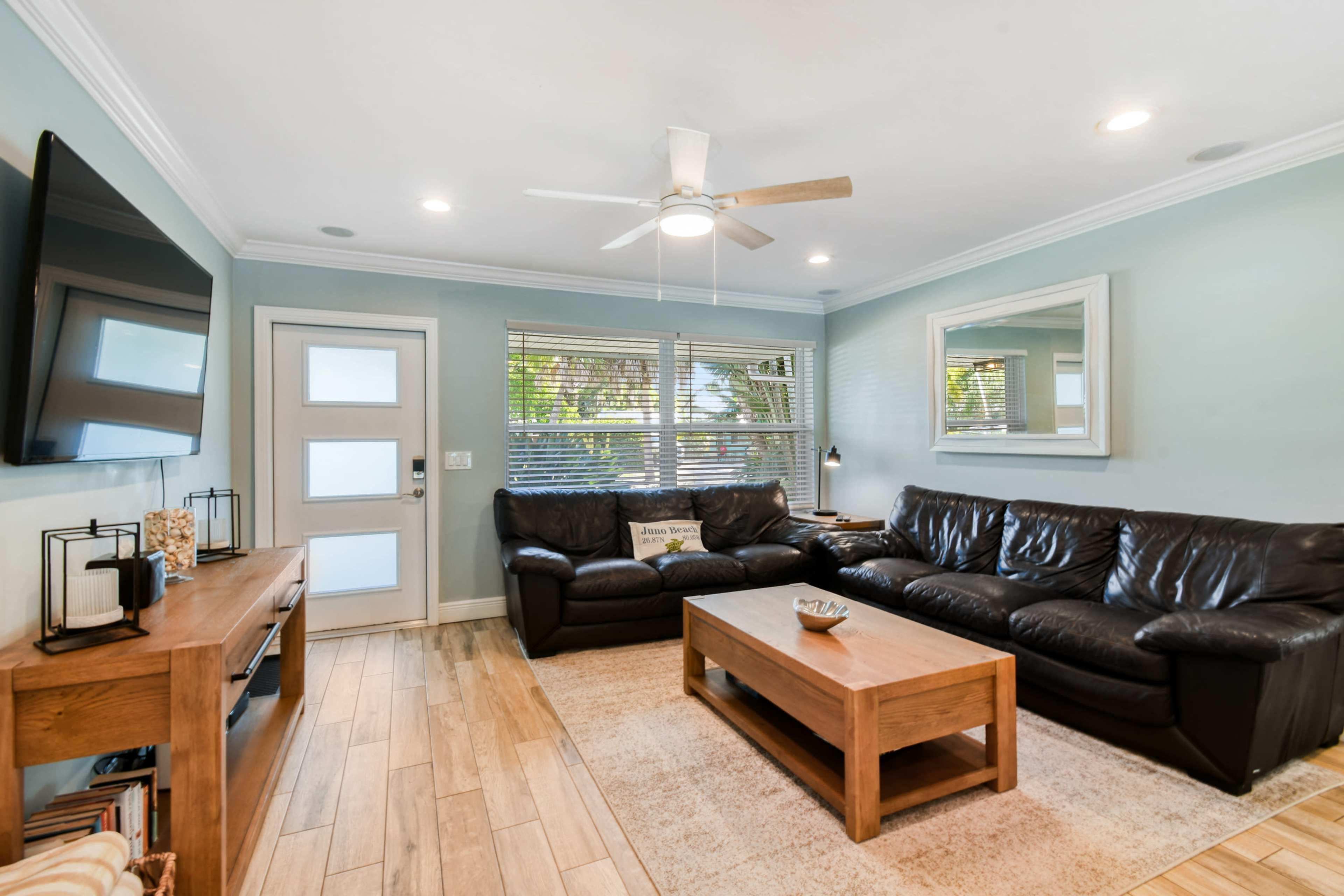 Tropical 4 Bedroom House Image in , Tequesta, FL