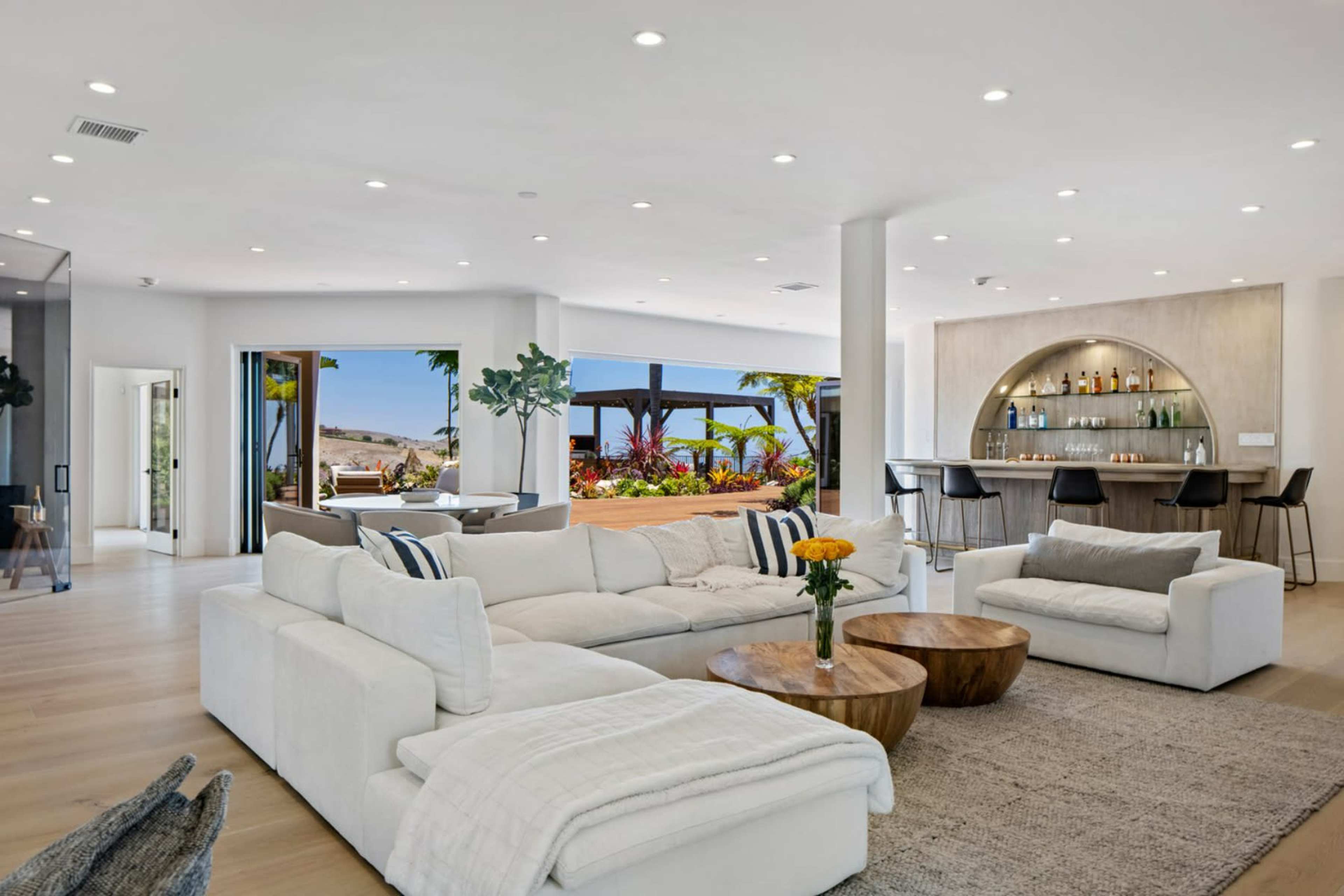 MEDITERRANEAN RESORT VILLA WITH OCEAN VIEWS/PALMS Image in Central Malibu, Malibu, CA