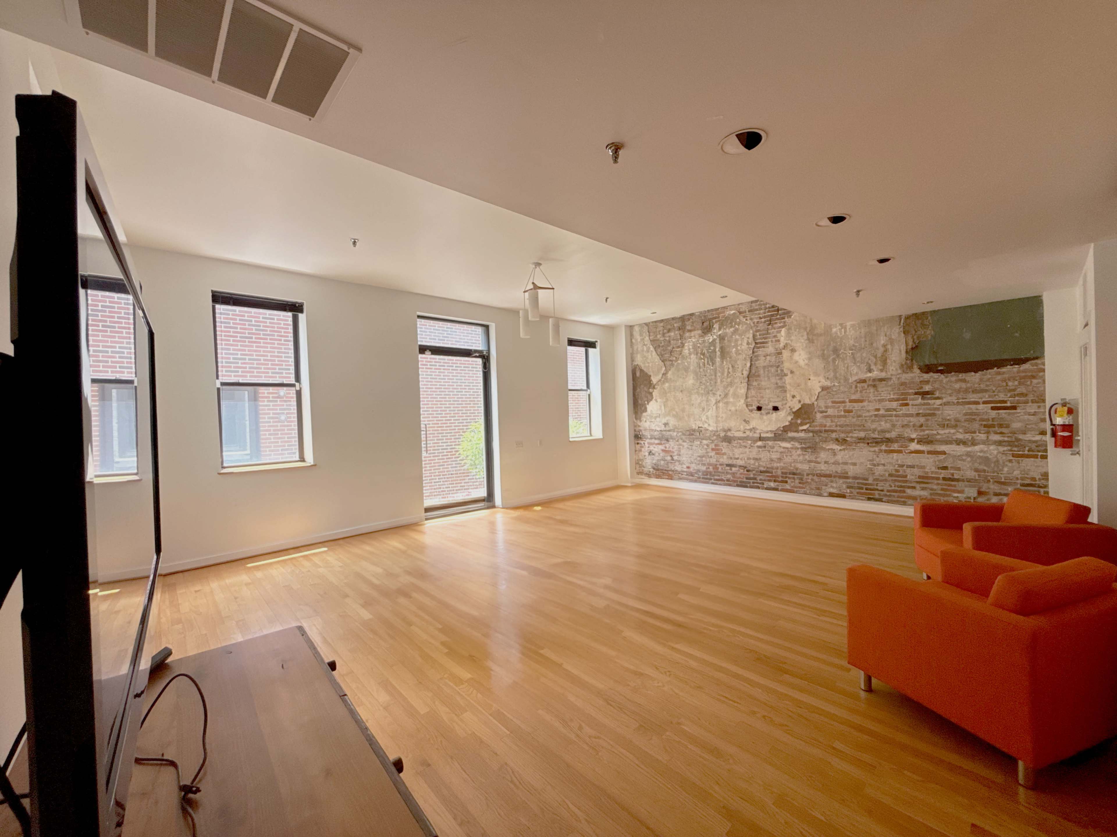 Bright, Adaptable Studio for Photography, Coworking, Creatives, and Content Makers Image in LaSalle Park, Saint Louis, MO