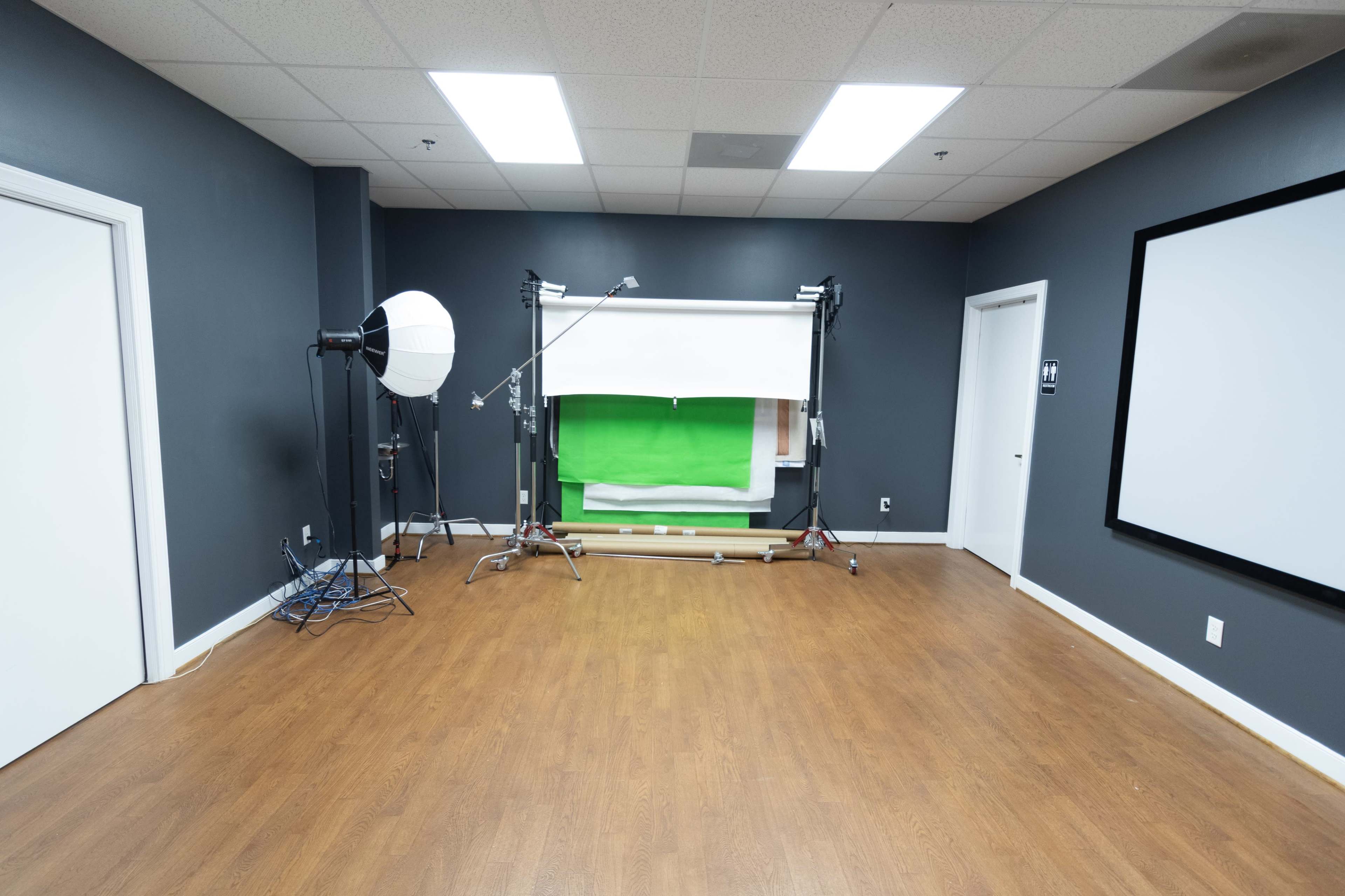 Suburban Location with a Cozy Vintage Town Streetscape Image in Rockwood, Chesterfield, VA