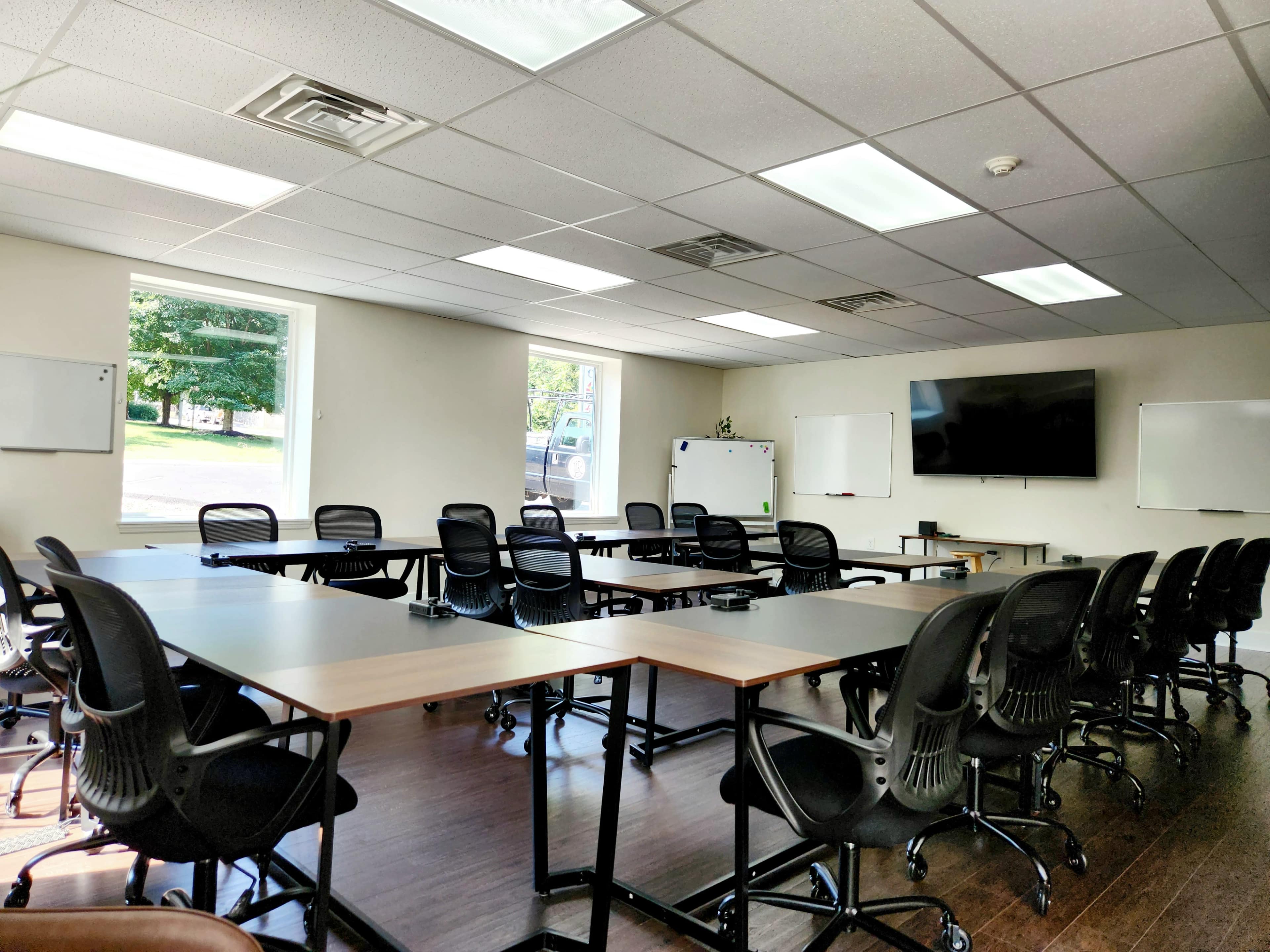 Roomy Meeting space Located just minutes from turnpike and toll road access on the outskirts of down town Jeannette. Image in Jeannette, Jeannette, PA