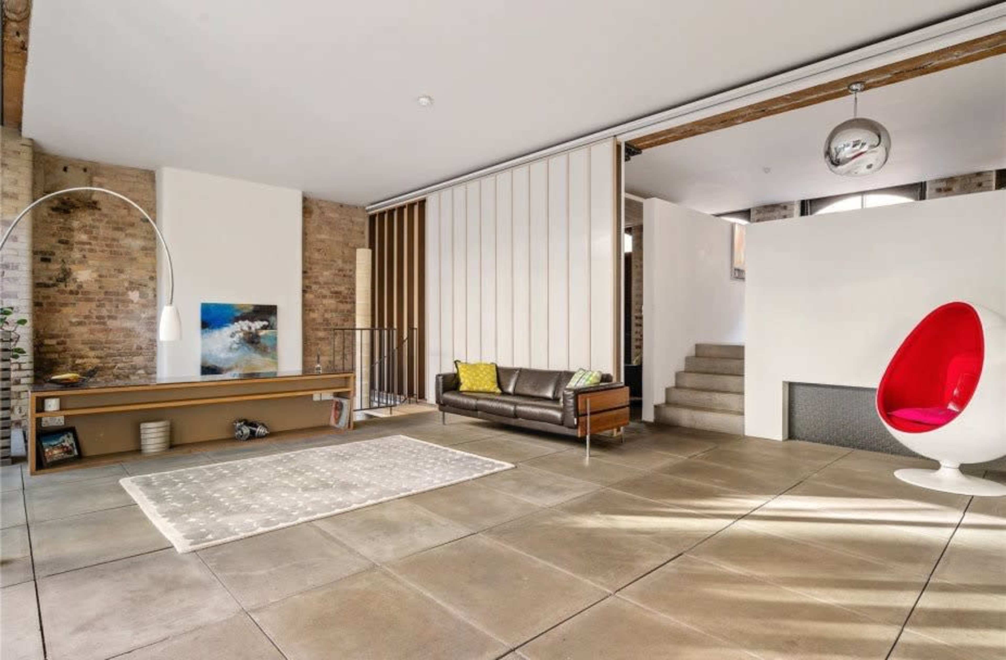 Unique 2000 sg ft Warehouse Location Image in Finsbury, London, ENG