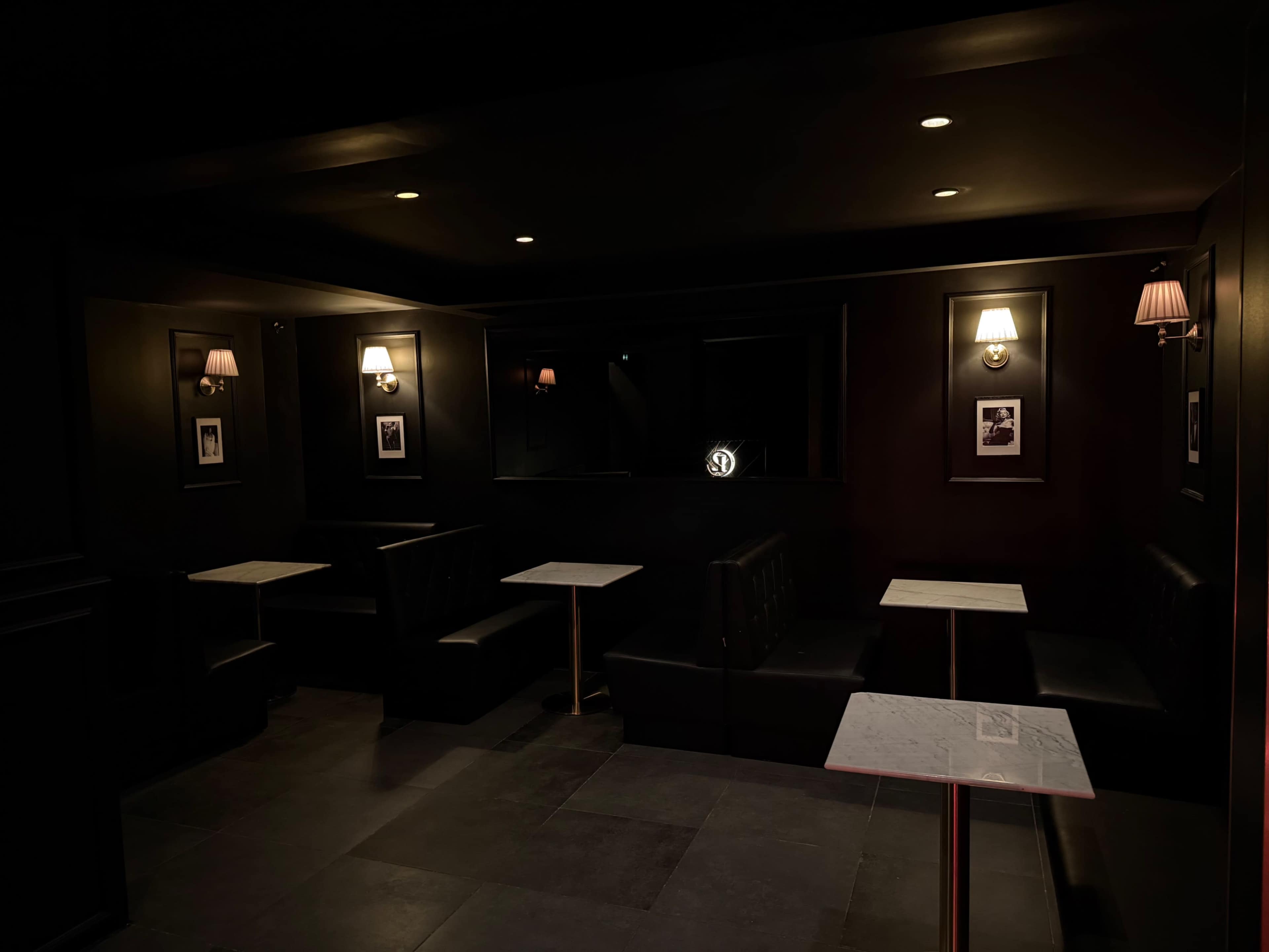 Bar à proximité des Champs Elysées Image in Ternes, Paris