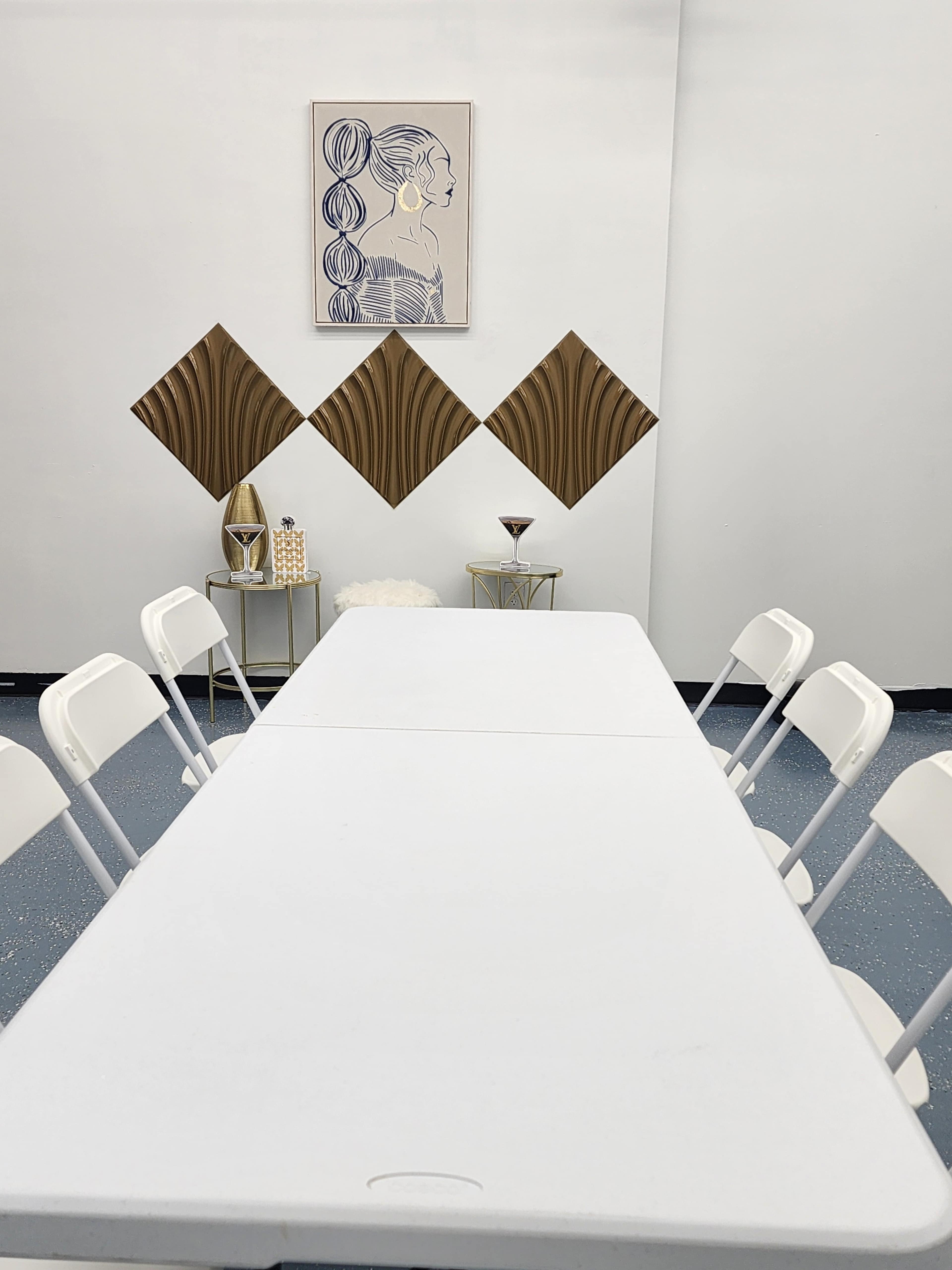 "Glam Boutique Studio Natural Light in Garland - Perfect for Model Shoots & Creative Content - Cozy White Room for Events & Meetings - Perfect for Pop-Up Shops, Showers & More Image in Garland, Garland, TX