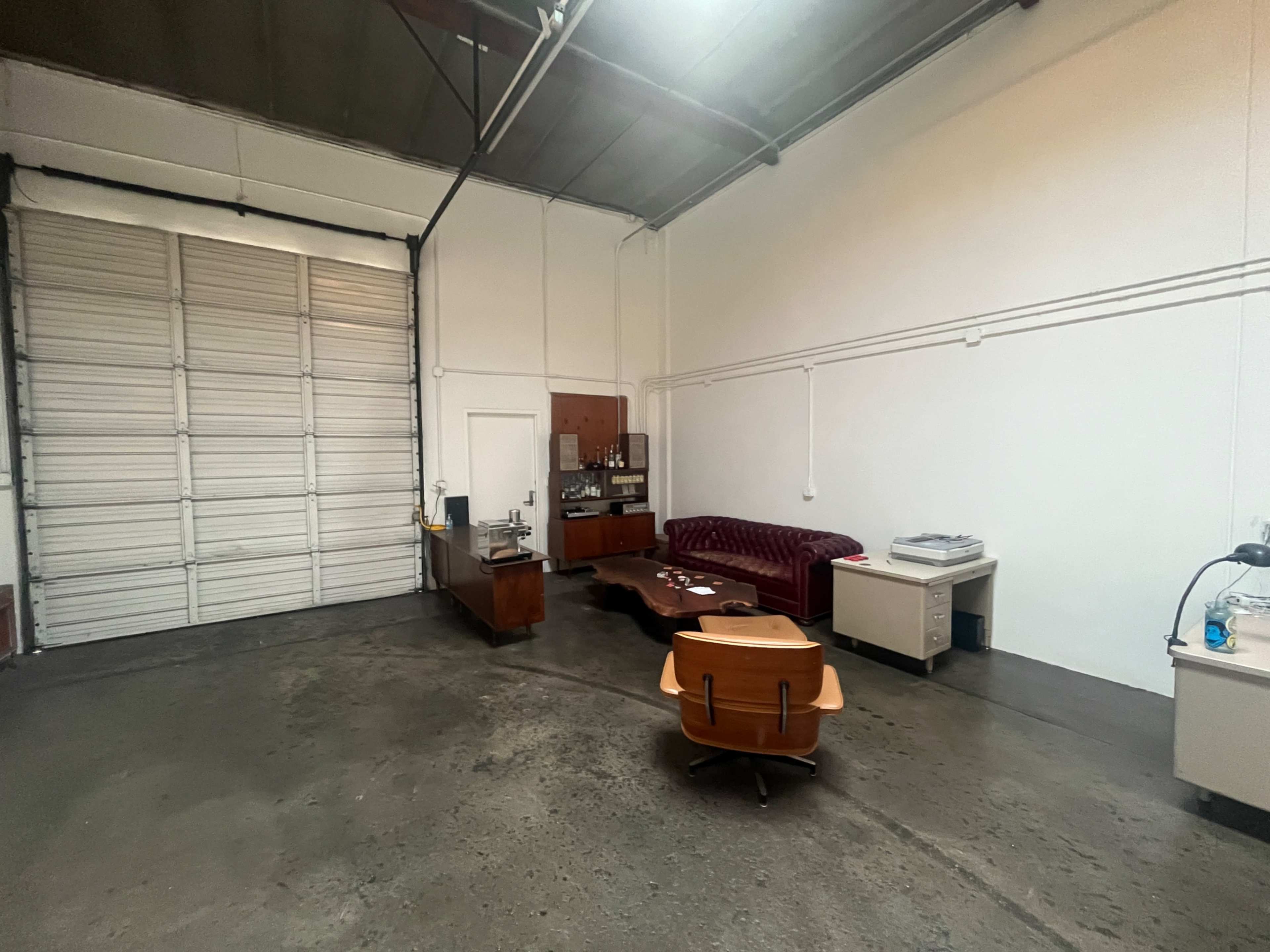 Versatile 1,000 sq. ft. Production Space with Roll-Up Gate Access Image in Washington, Long Beach, CA