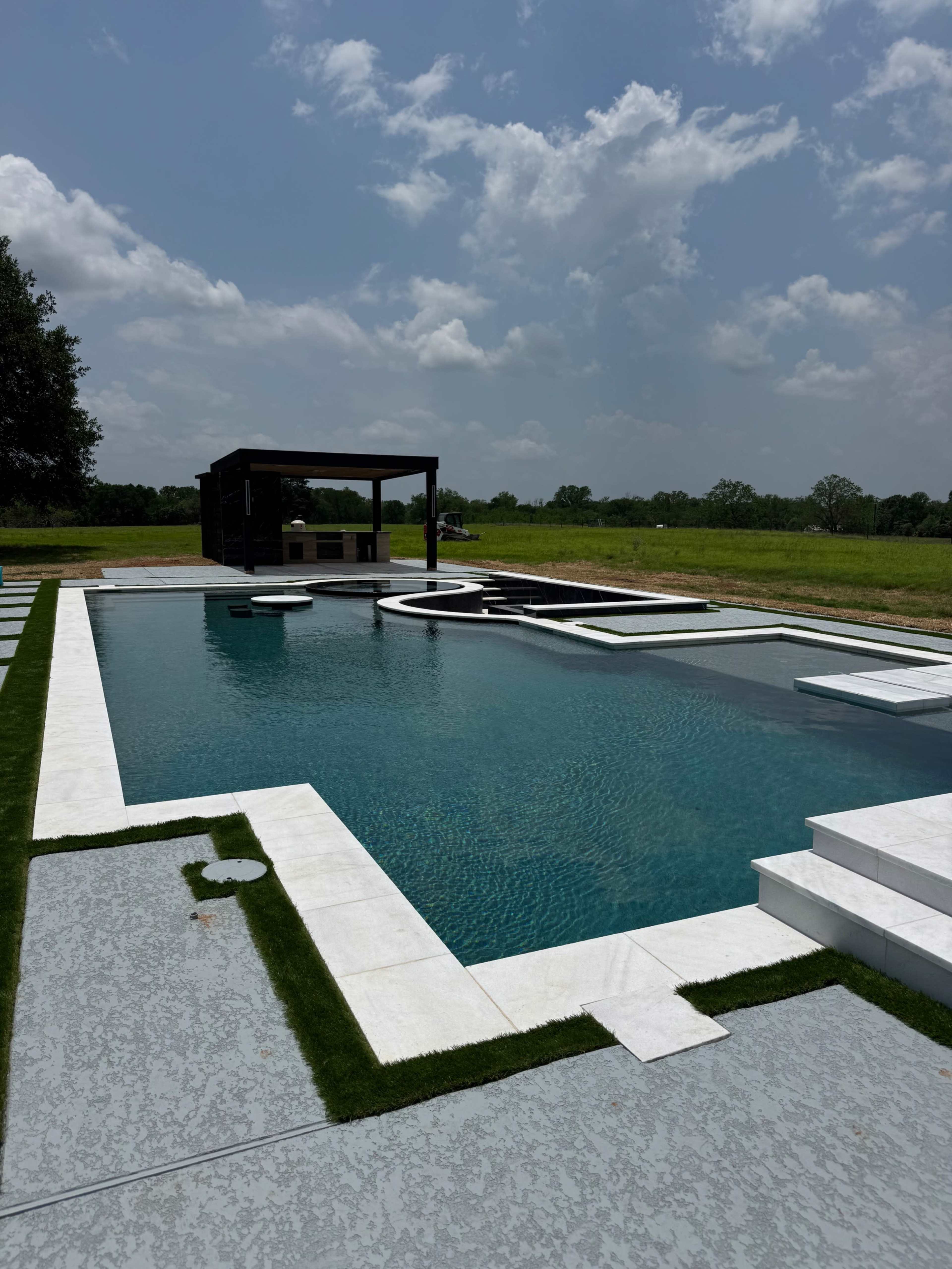 Luxury resort style pool, 100 acres. Outdoor Kitchen and restroom Image in , smithville, TX
