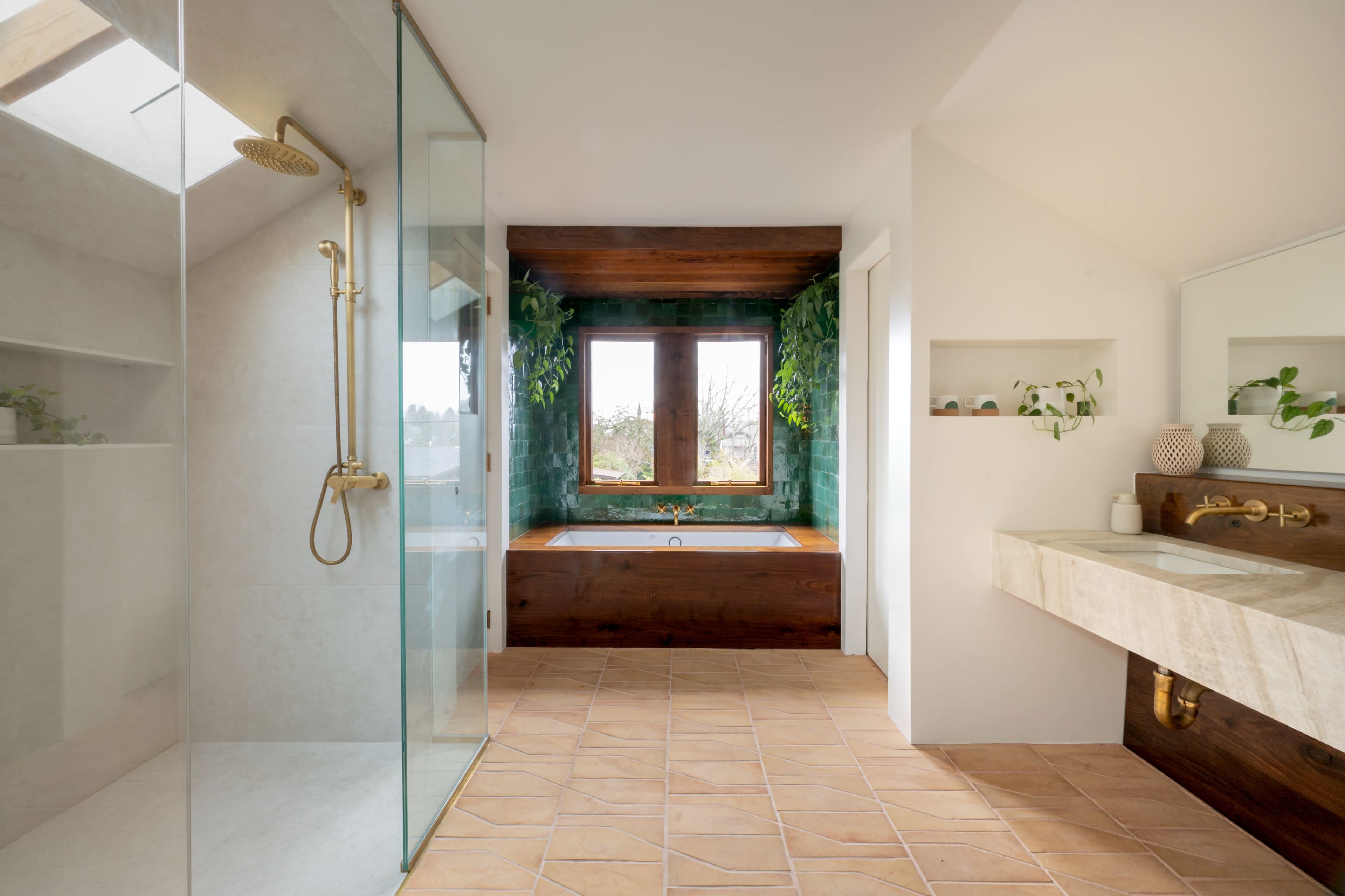 Tranquil Spa Retreat in Portland with Sauna & Soaking Tub Image in Arbor Lodge, PORTLAND, OR