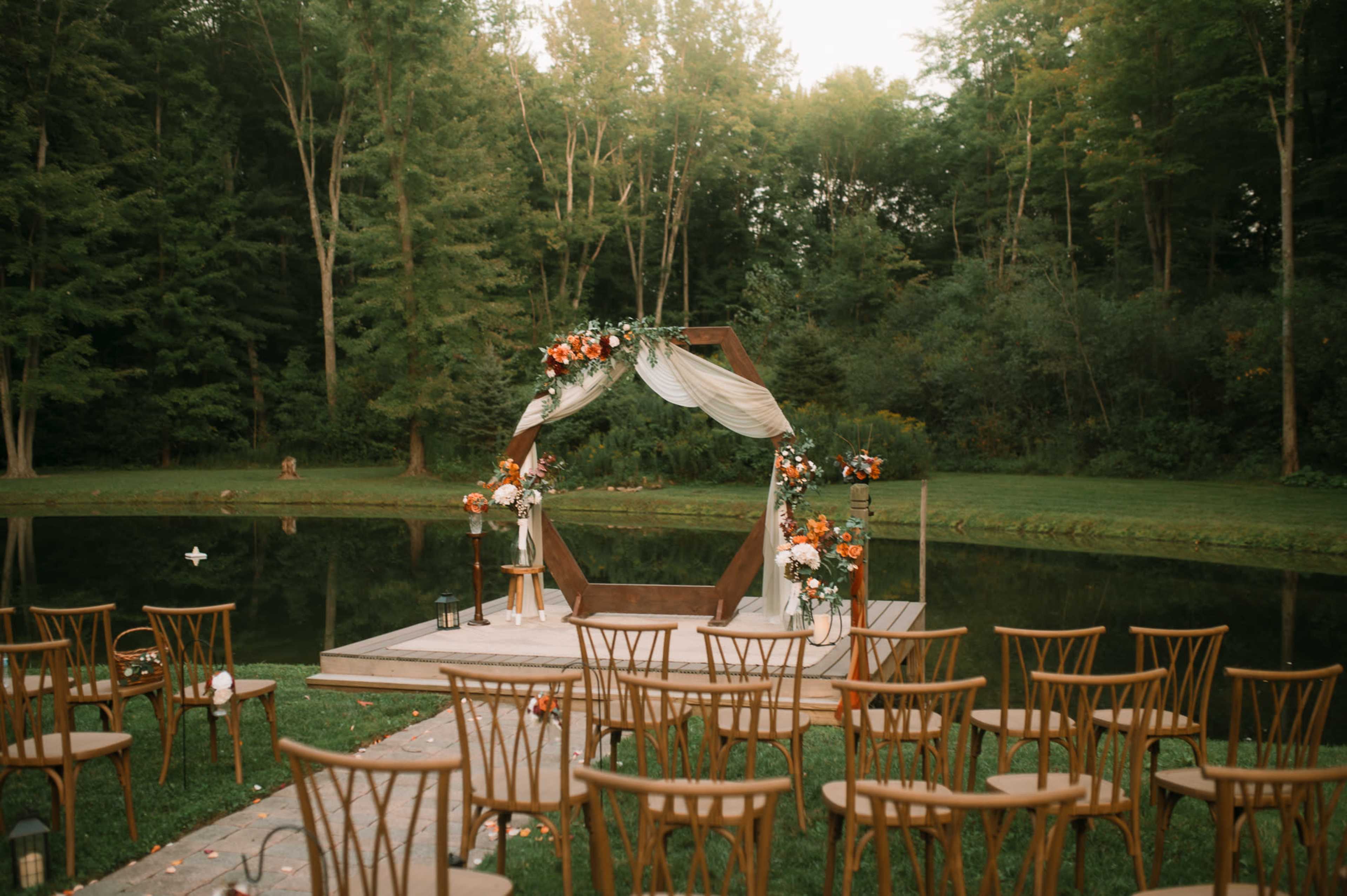 Spacious lodge with beautiful views, hot tub, lounge, gameroom, recreational pond Image in Sheffield Township, Kingsville, OH