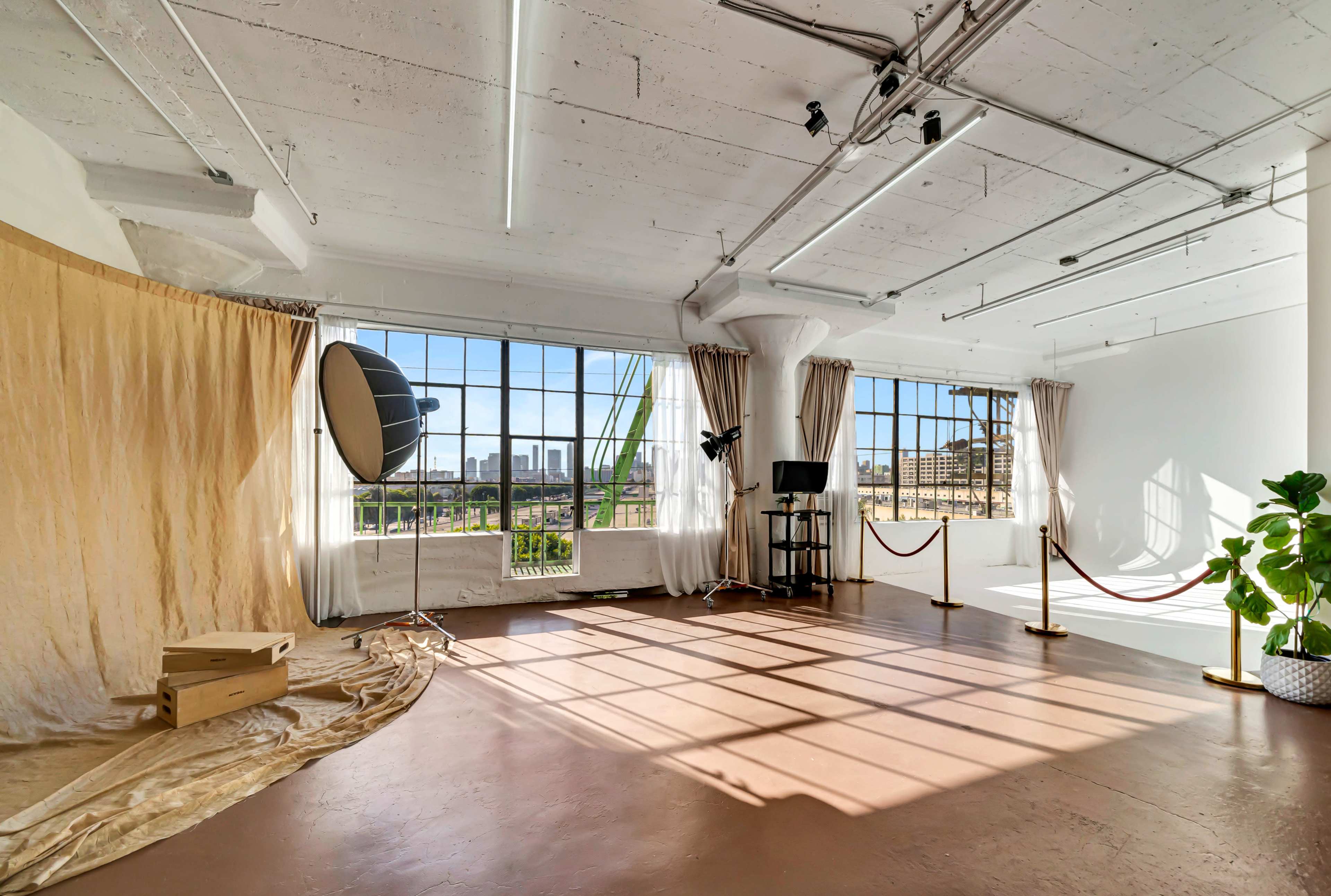 406: Bright Natural Light Cyc Wall Studio w/ Skyline View & FREE LIGHTING/EQUIPMENT! (AC & Heater Available!) Image in Central LA, Los Angeles, CA