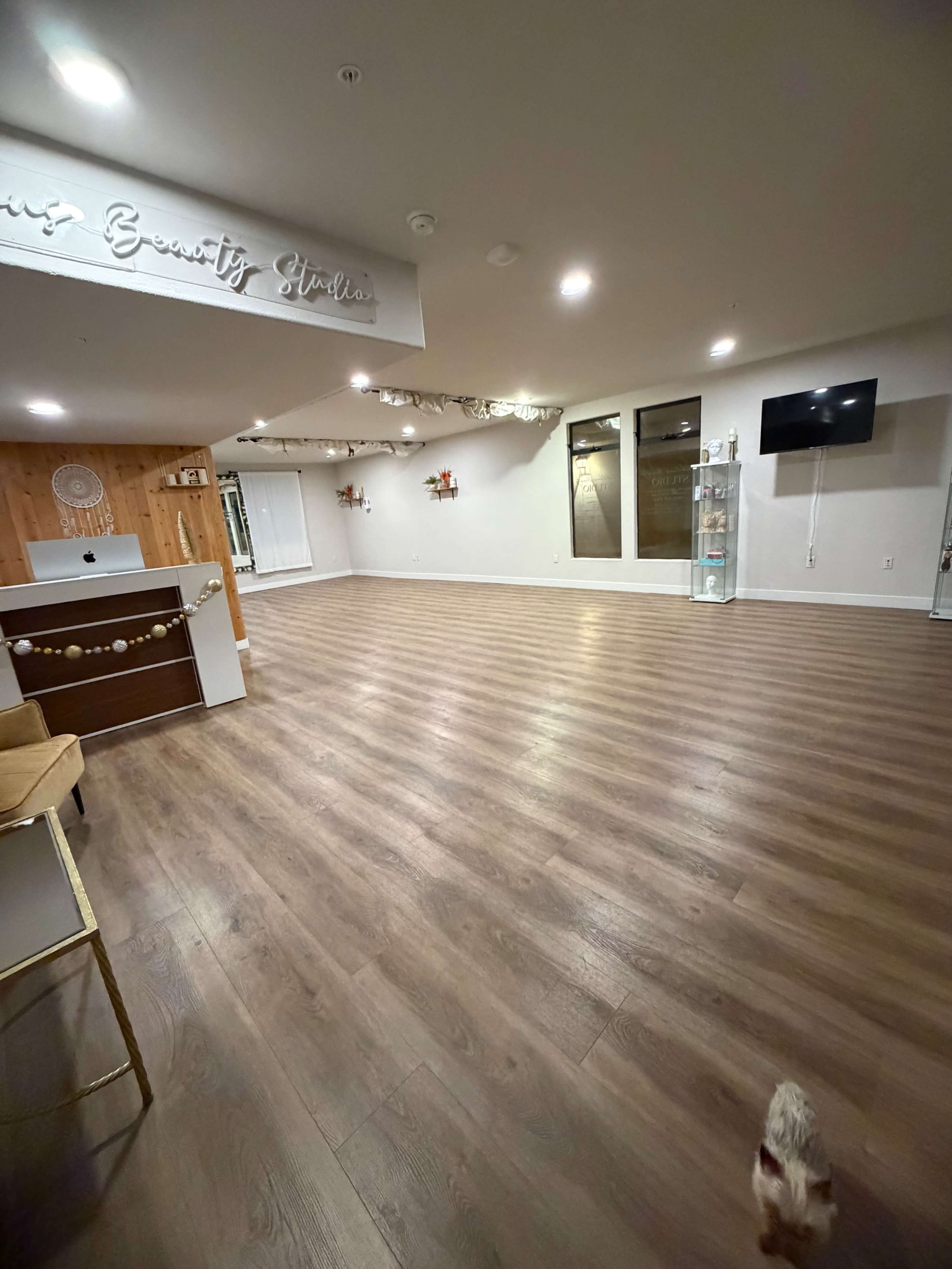 Luxury Beachside Studio for Chic Meetings & Creative Sessions Image in Ventura, ventura, CA