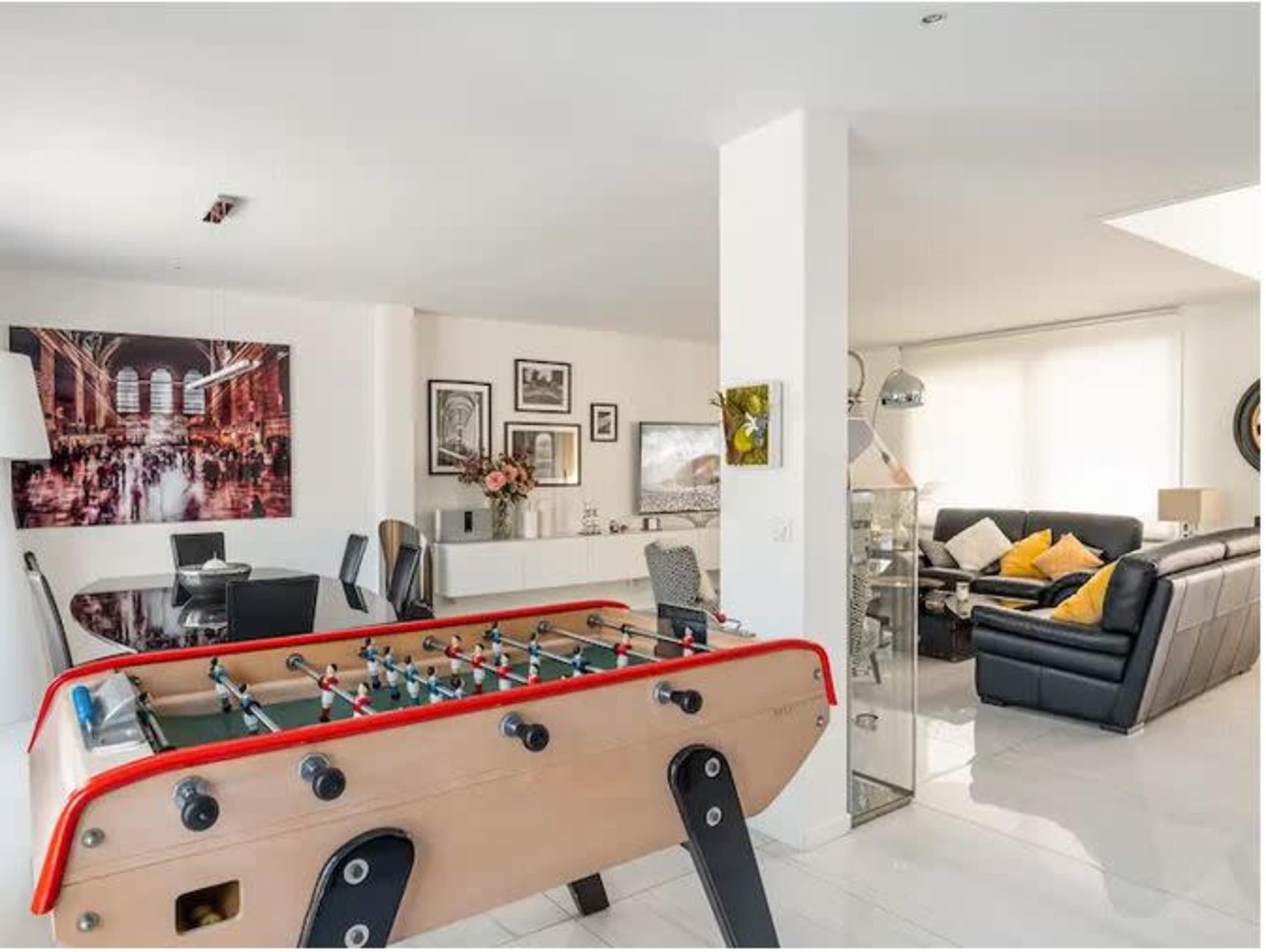 Magnifique maison, déco moderne, piscine, beau jardin vue sur golf Image in , Bondoufle