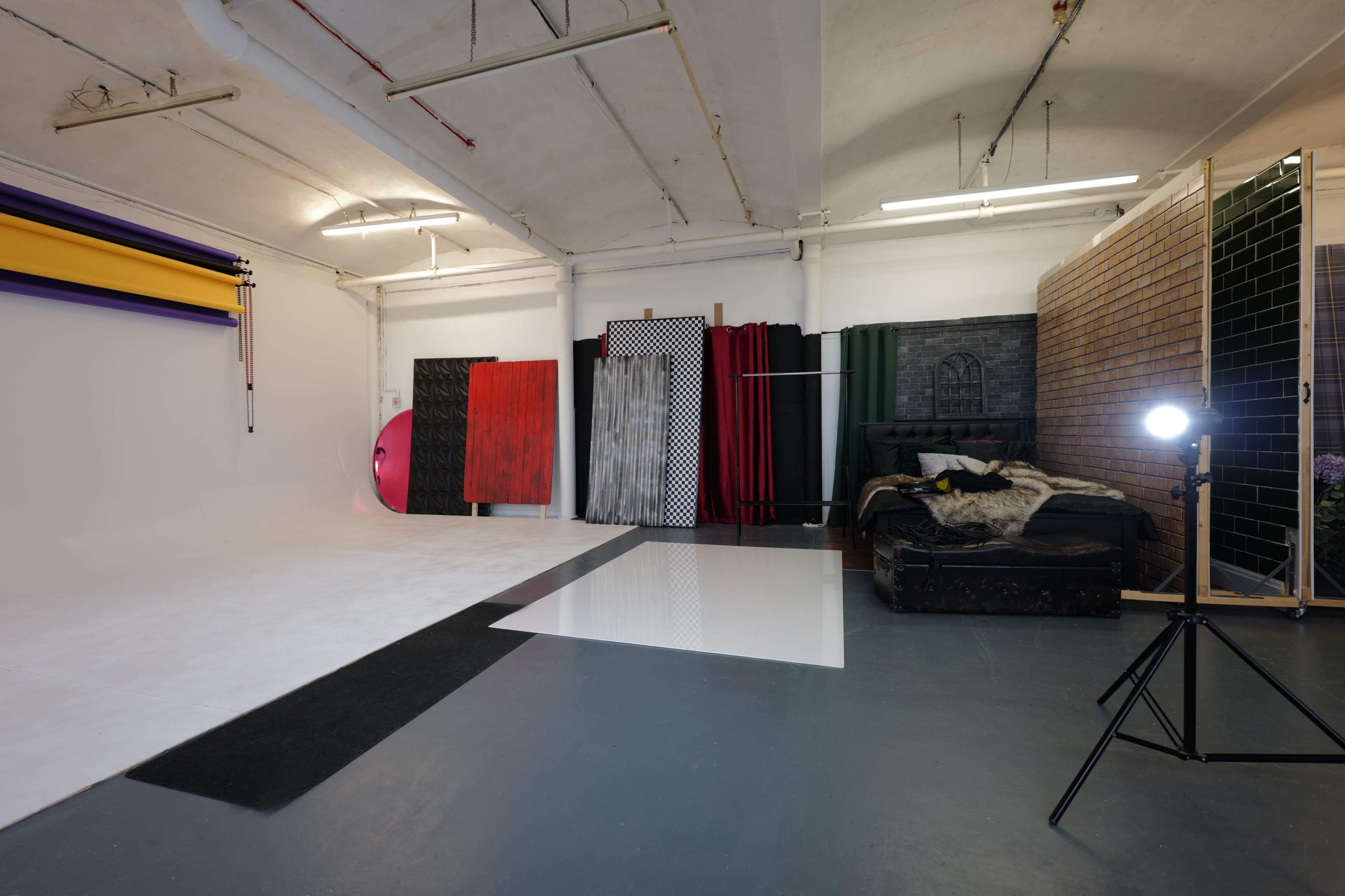 Spacious photography studio providing a wide variety of backdrops Image in Manchester, Manchester, ENG