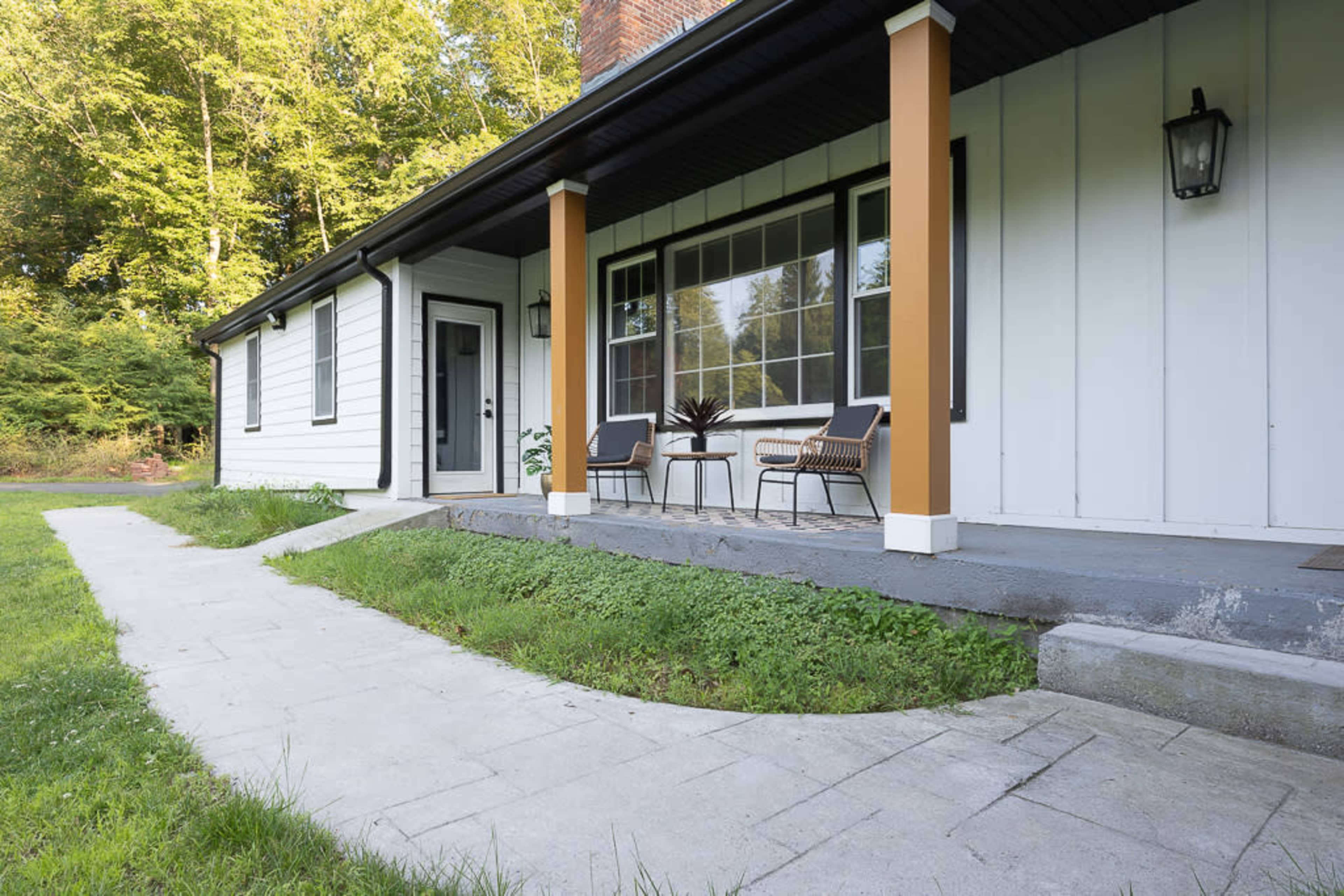 Indoor/Outdoor Creative Space with Natural Light Image in Ramapo, Airmont, NY