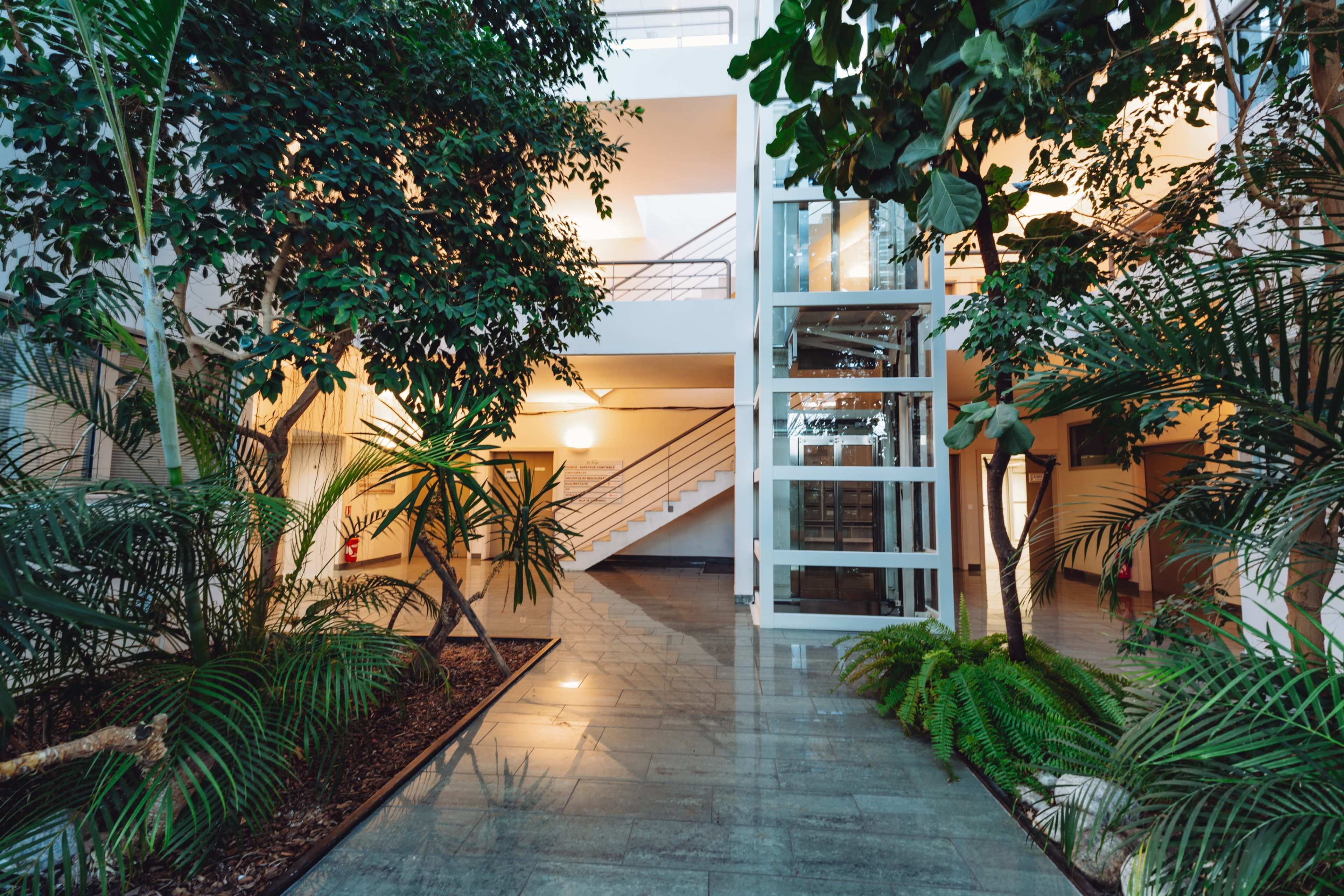 Salle de Réunion en périphérie Nîmoise avec lumière naturelle et écran tactile de 96" Image in Costières, NIMES