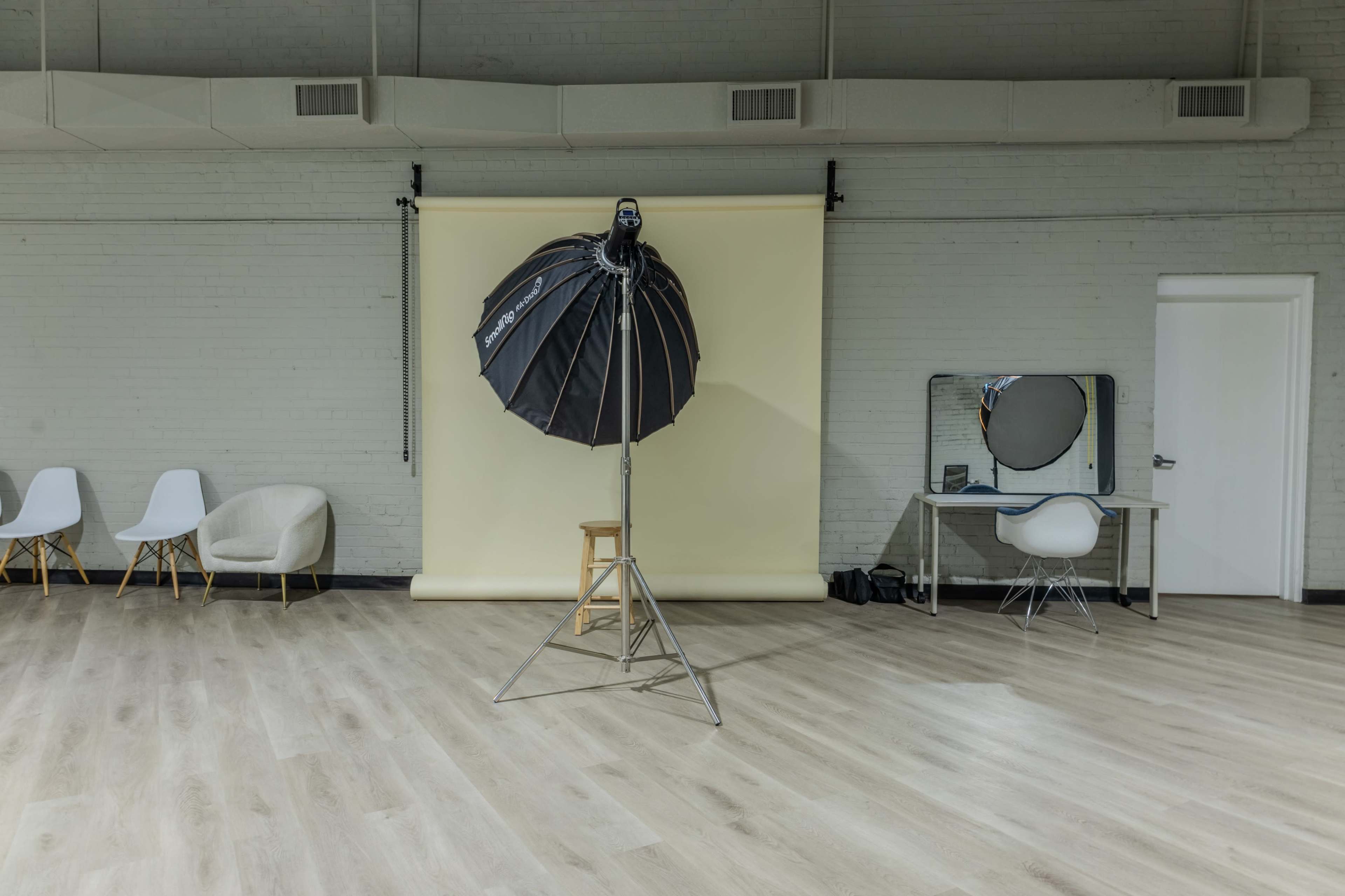 High Ceiling Studio 8 mins from downtown - Full Studio A Image in Glenville, Cleveland, OH