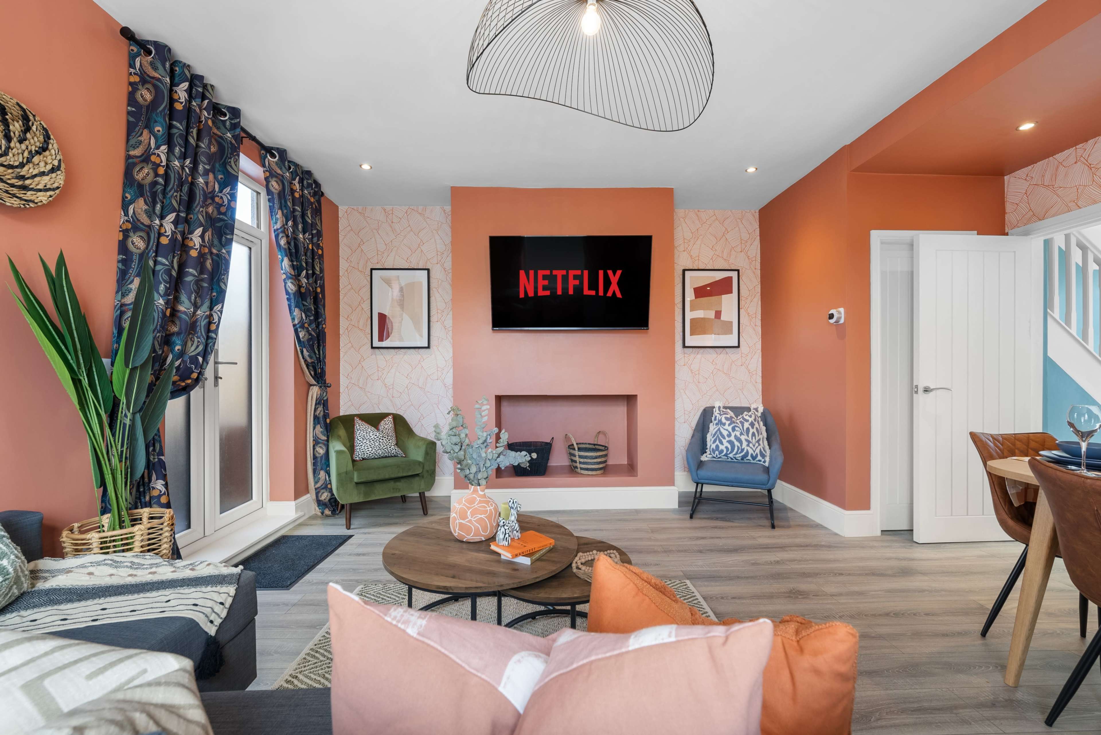 4-BR Stylish House & Central w/ Parking - Darley Grove Image in Farnworth, Bolton (Manchester), ENG