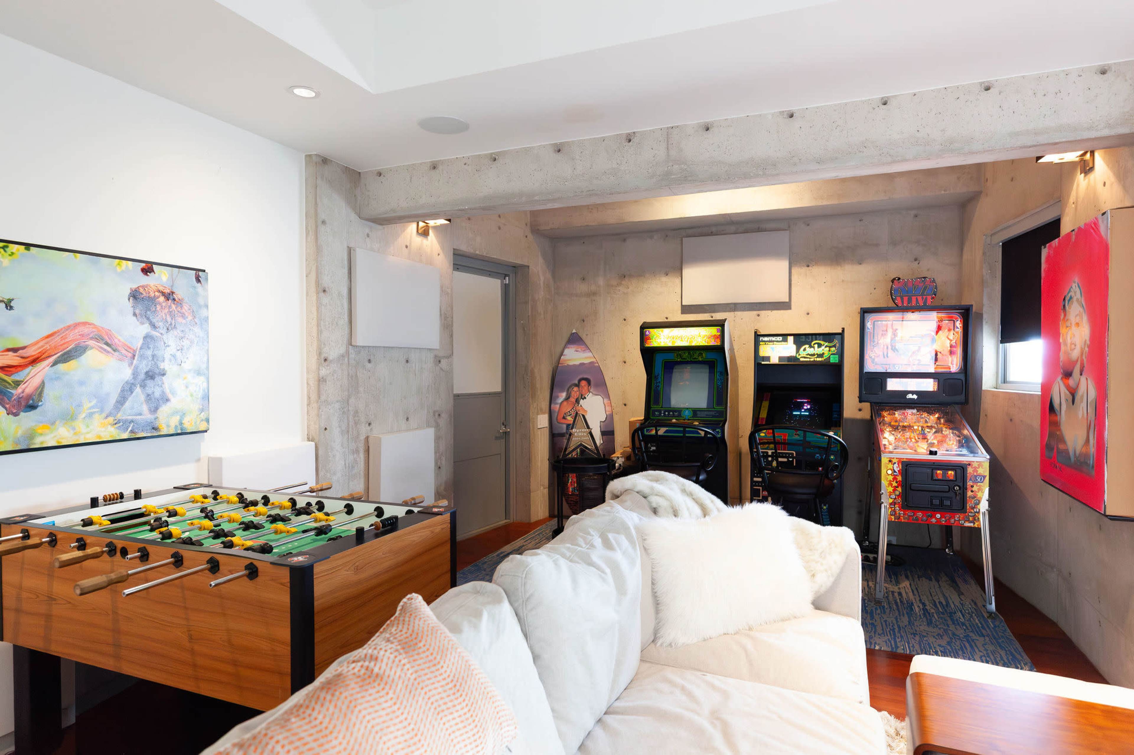 Ultra Modern Glass and Concrete Lake House Masterpiece Image in Hudson Bend, Austin, TX