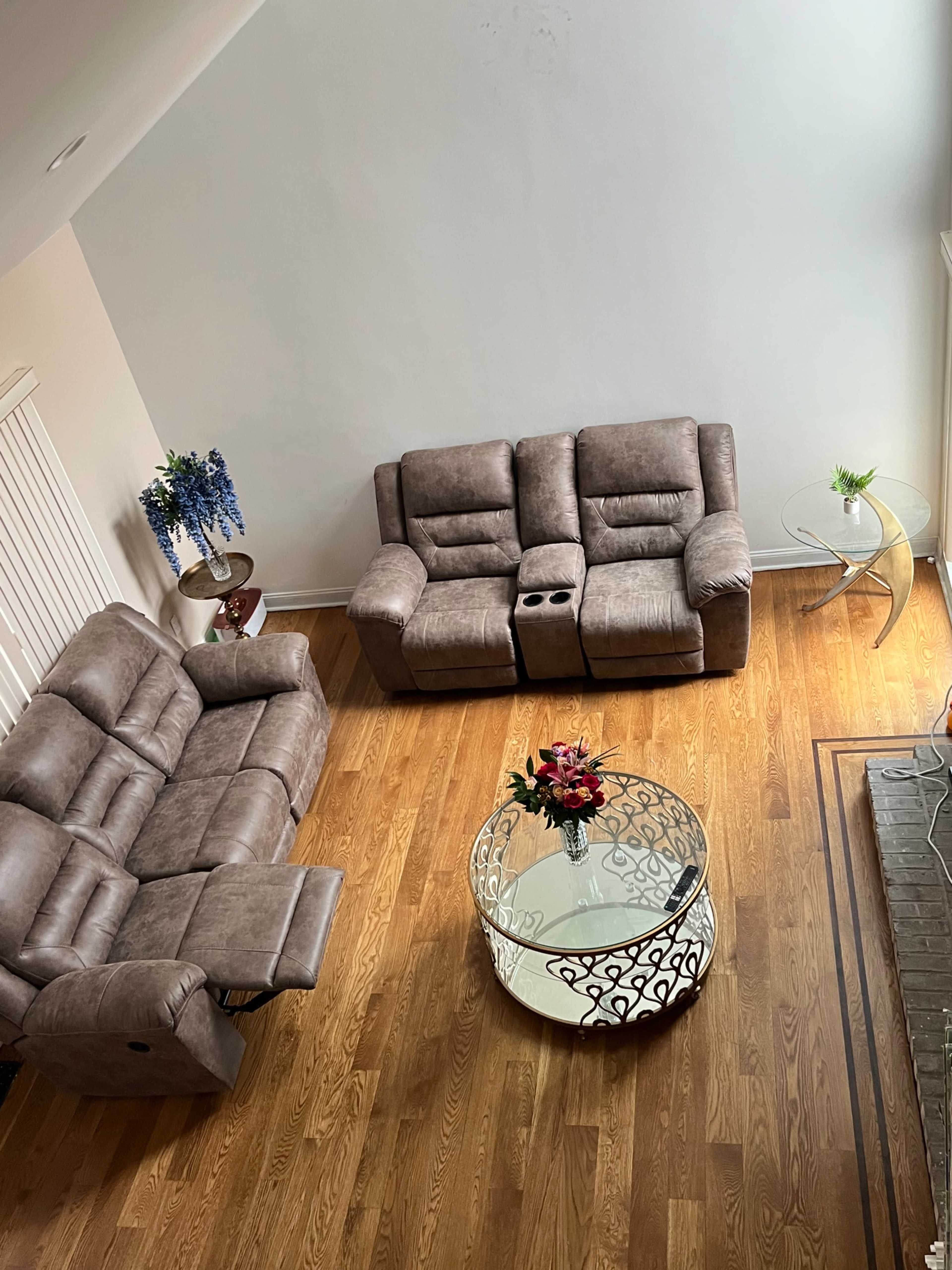 Minimalistic large comfy living room space Image in Huntington, Huntington, NY