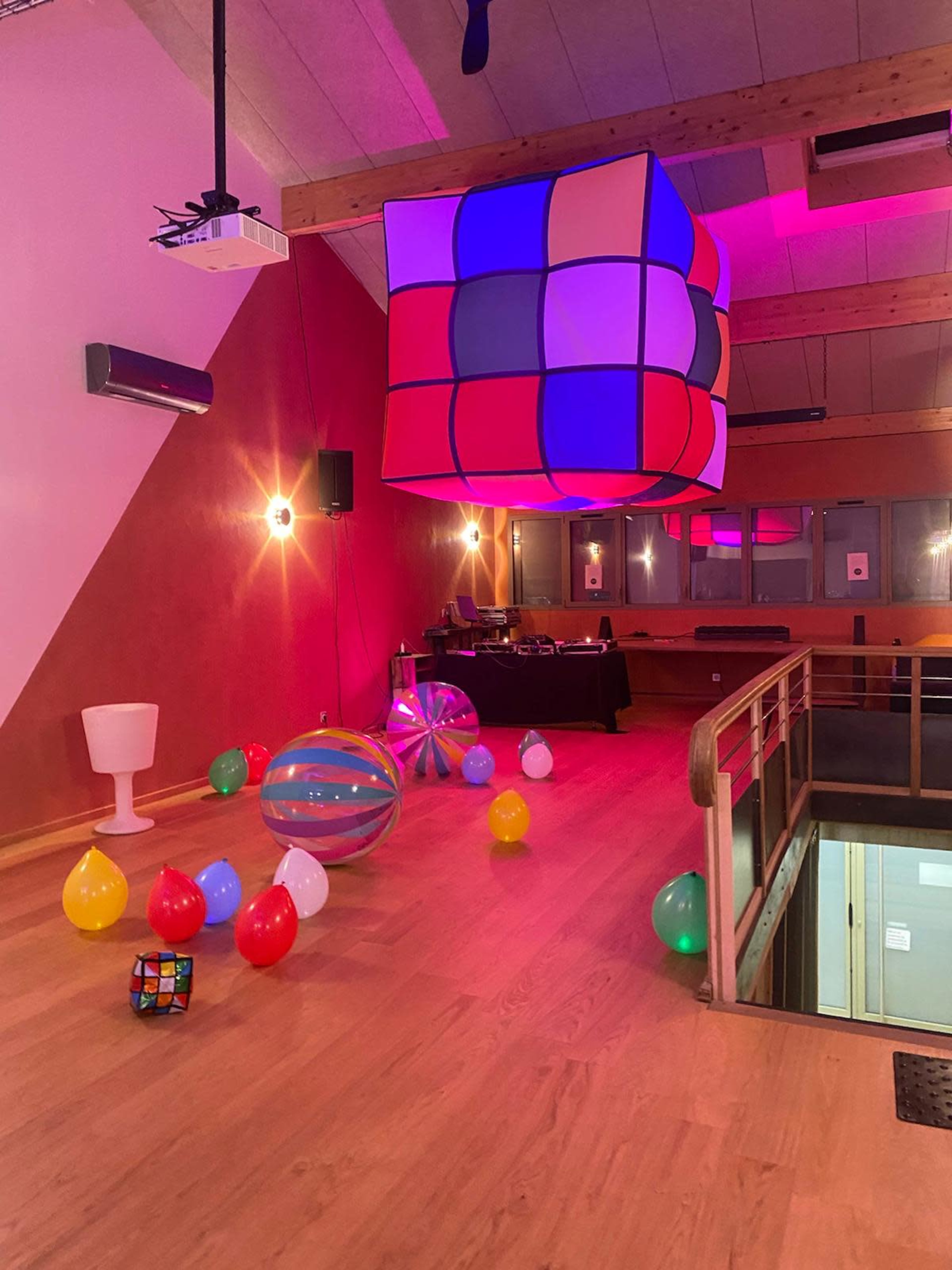 Espace de réunion chaleureux baigné de lumière Image in Gare St Jean, BORDEAUX