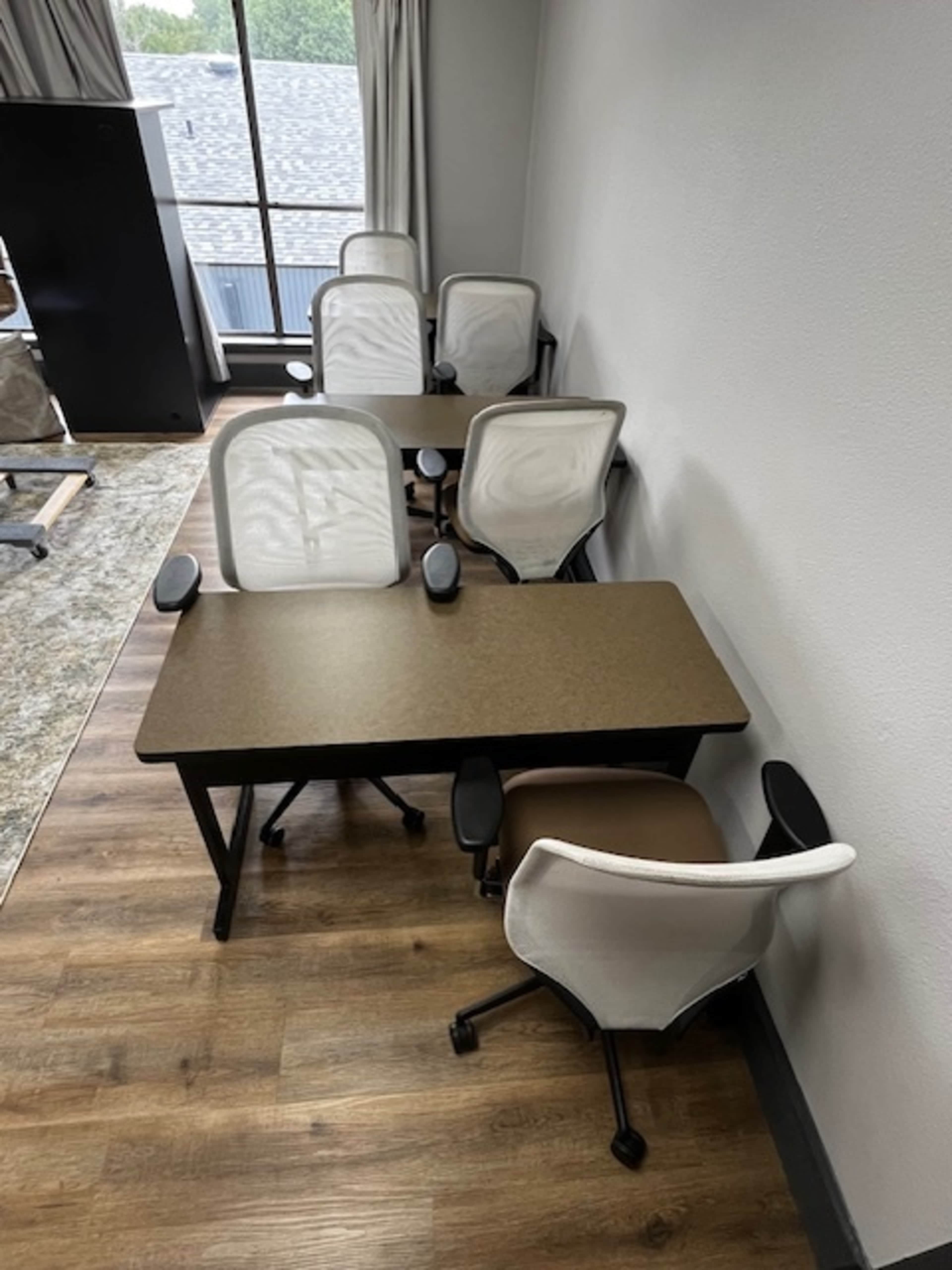 Quiet Workspace Desk with Convenient Amenities Image in West Arlington, ARLINGTON, TX
