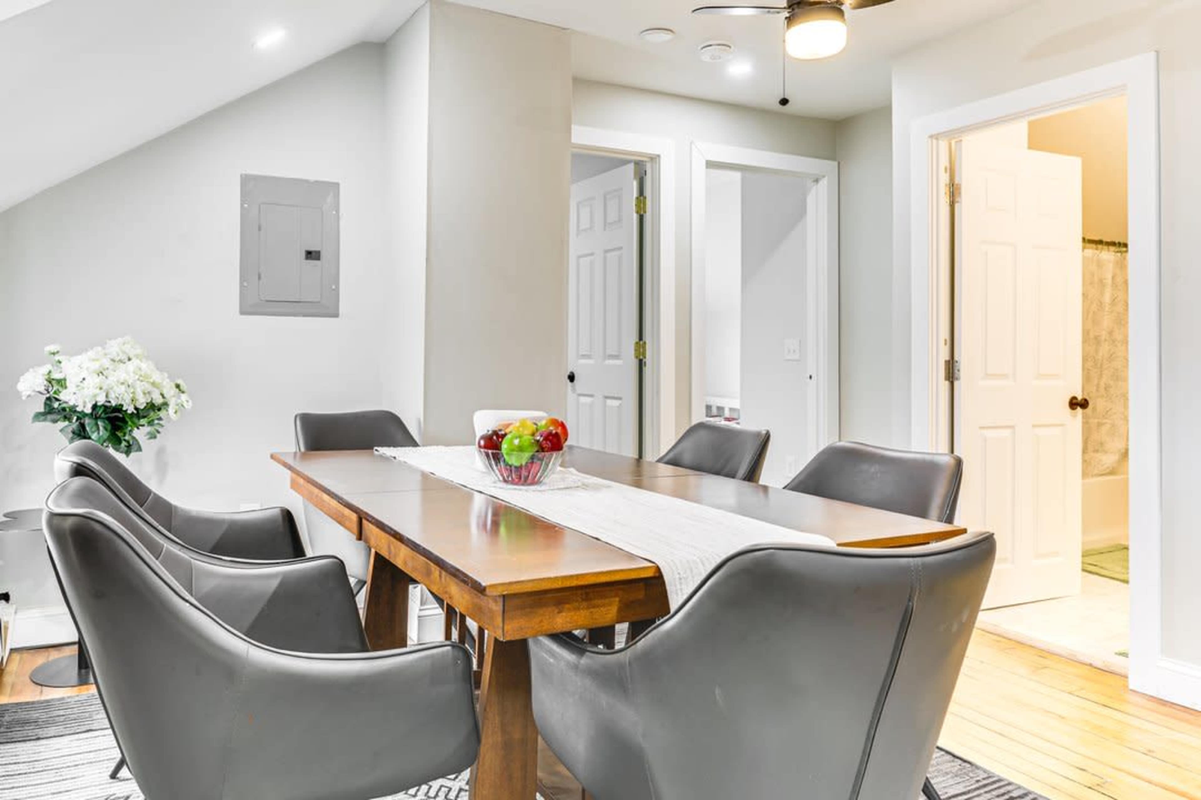 Luxurious 2 - Bedroom Retreat. Image in East Providence, East Providence, RI