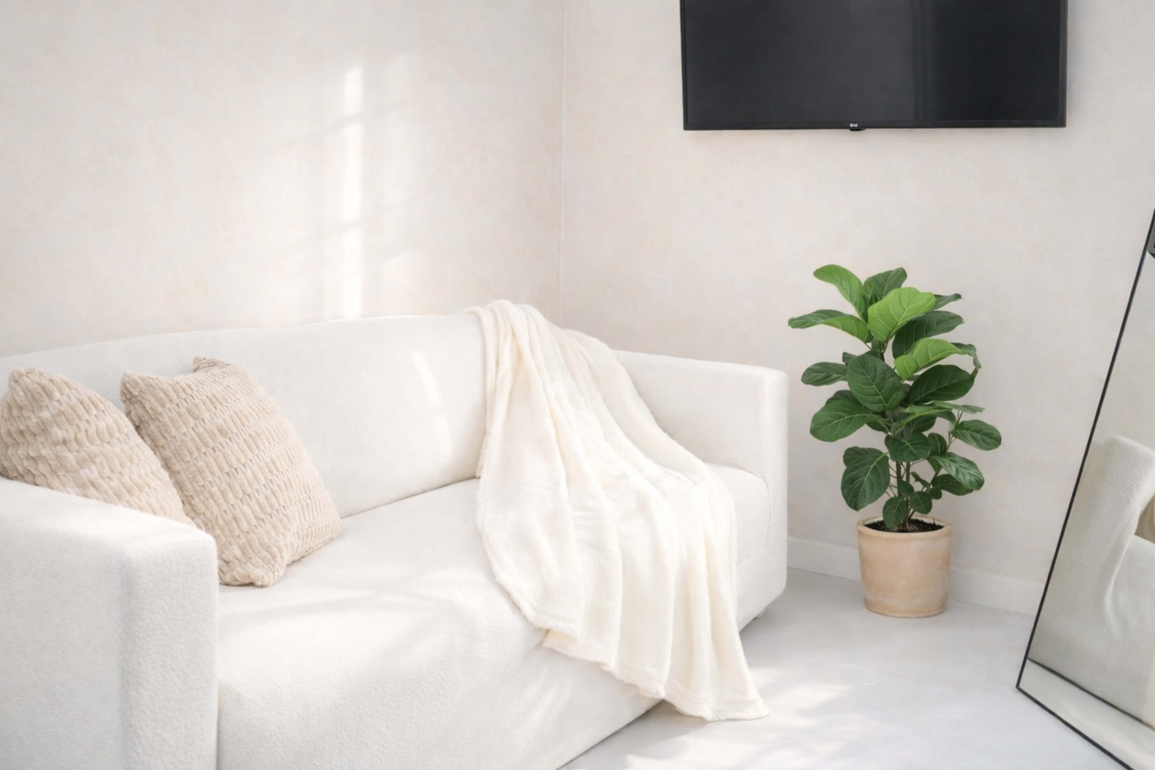 Modern Content Studio with Seamless Backdrops & On-Site Equipment Image in , London, ENG