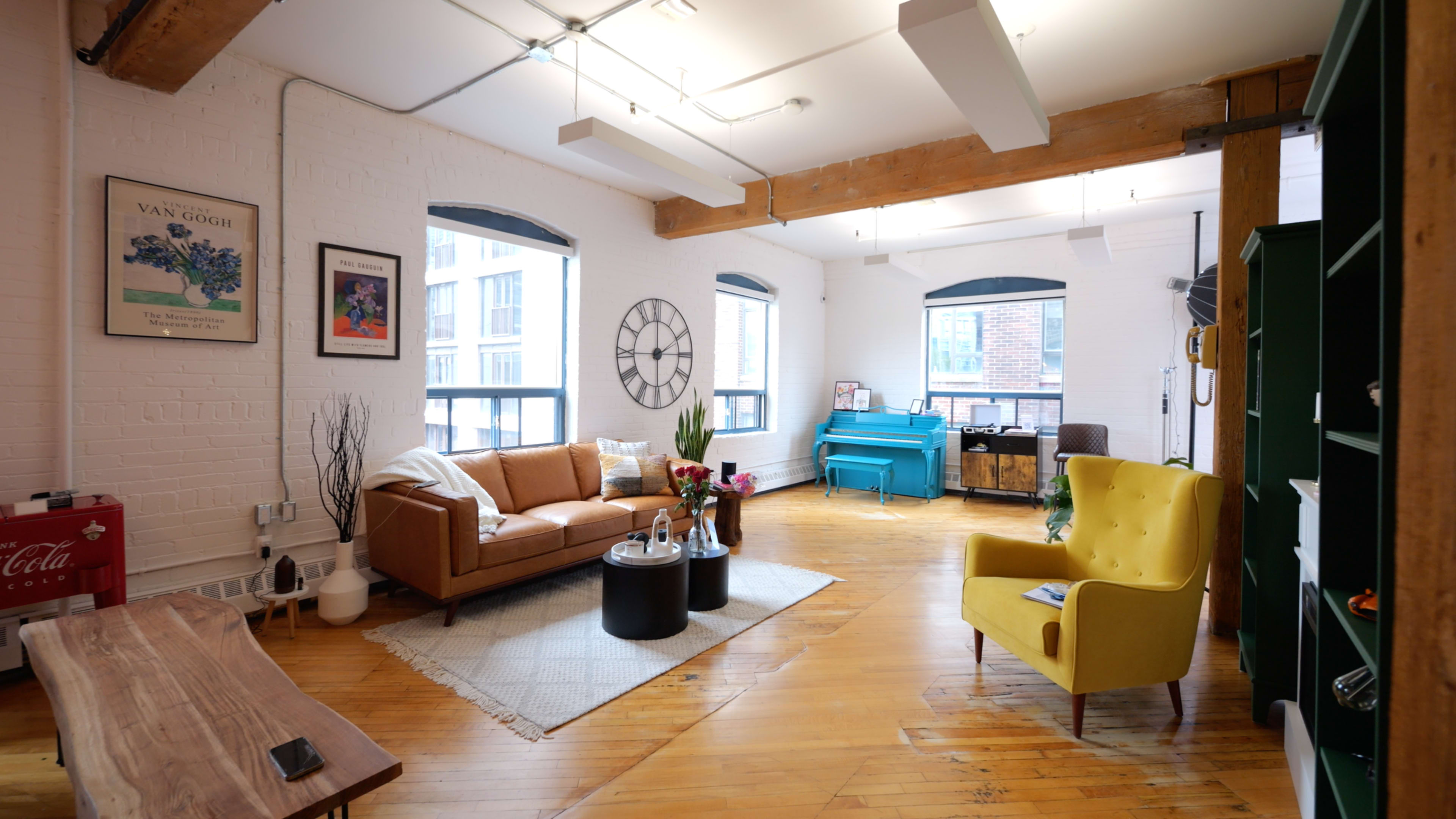 Central Downtown Studio w/ CN Tower View - Videos, Photoshoots, Podcast Image in Downtown Toronto, Toronto, ON