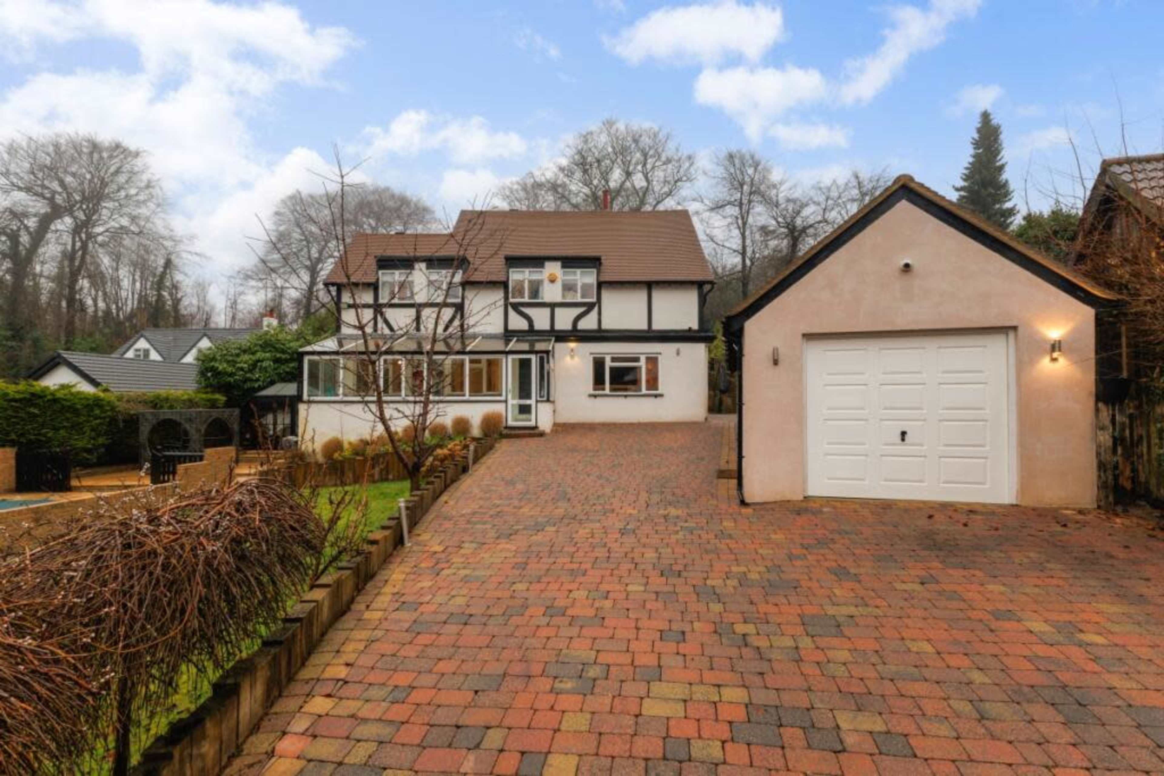 Luxury 5-Bedroom Pool Retreat — Perfect for Shoots & Private Events Image in Caterham Valley, Caterham, ENG