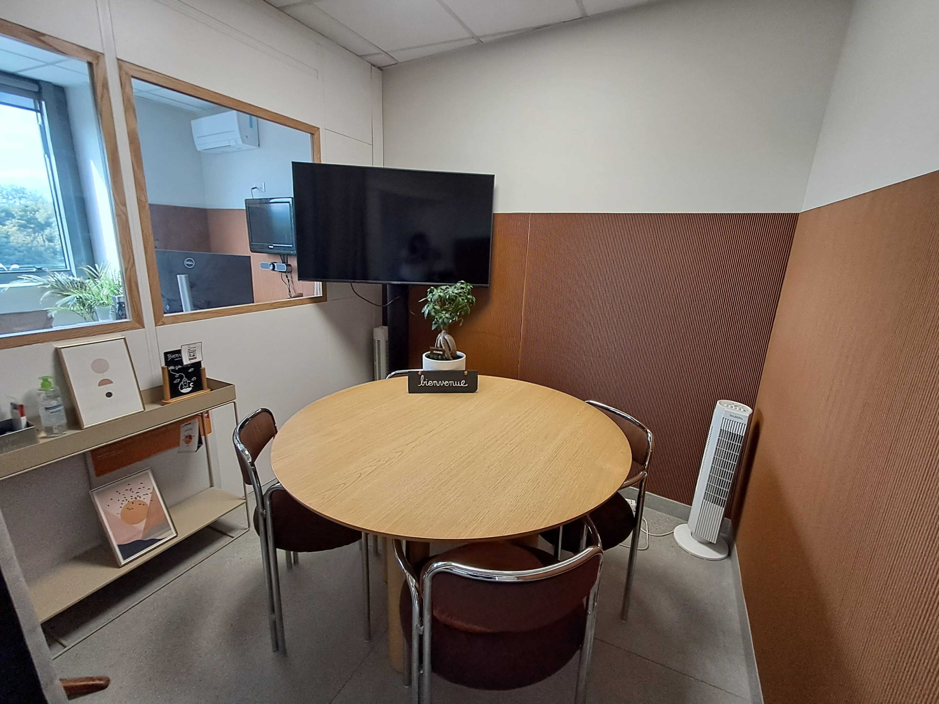 Petite salle de réunion lumineuse, moderne et toute équipée pour 4 personnes à 10 min de Nation - Paris Est Image dans , Joinville-le-Pont, 